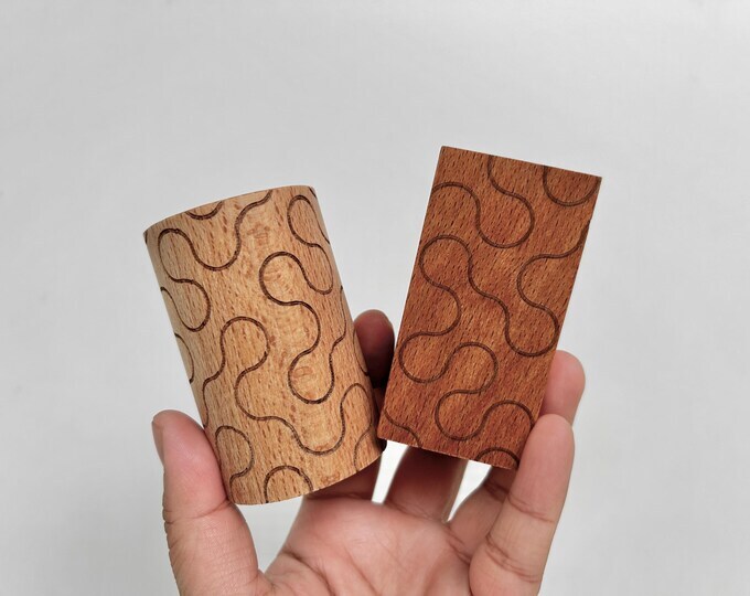 Dusen Dusen-木質調味罐，圓款與方款兩件一組，於櫸木表面雕印生動曲線。