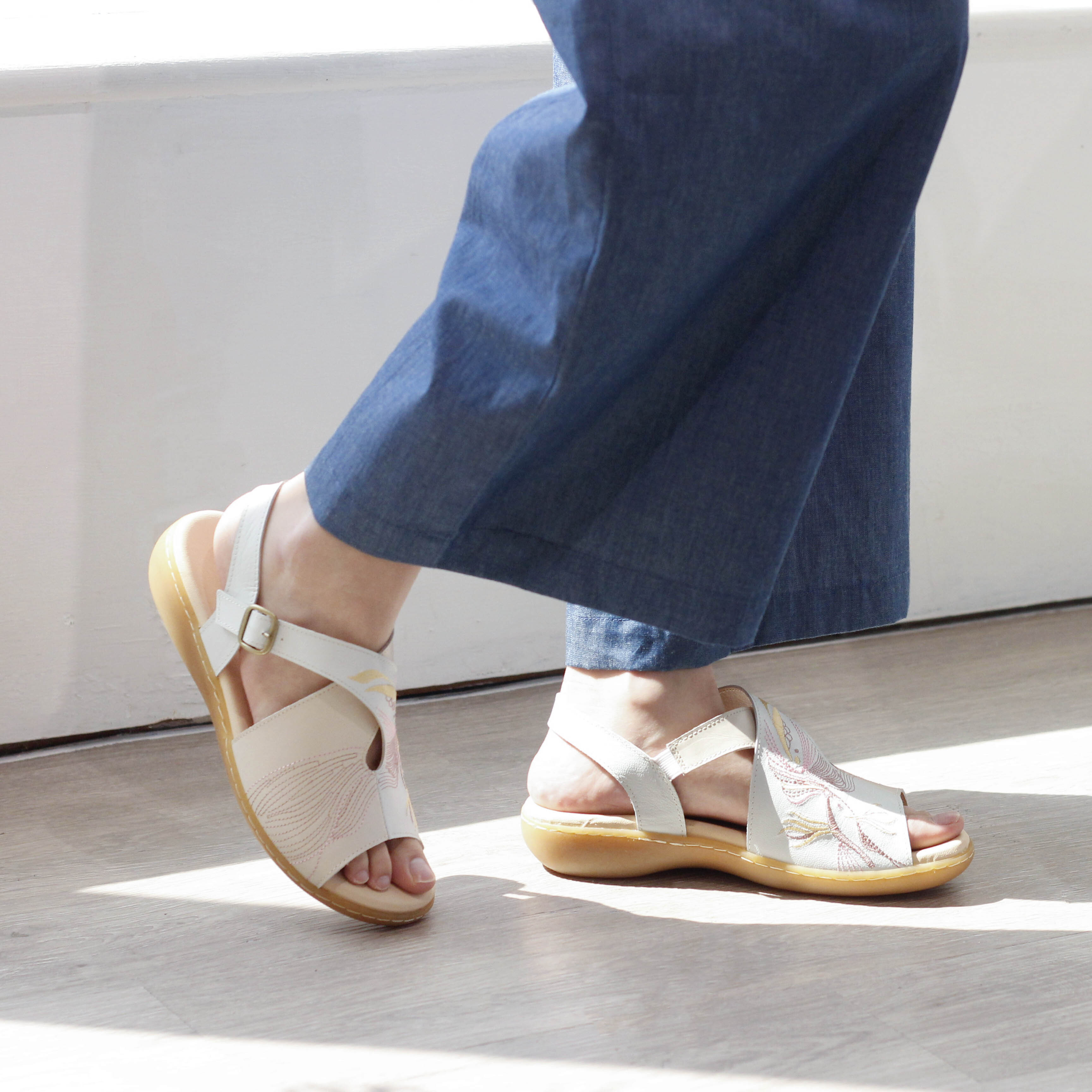 刺繡平口交叉涼鞋｜水中舞者(米白）