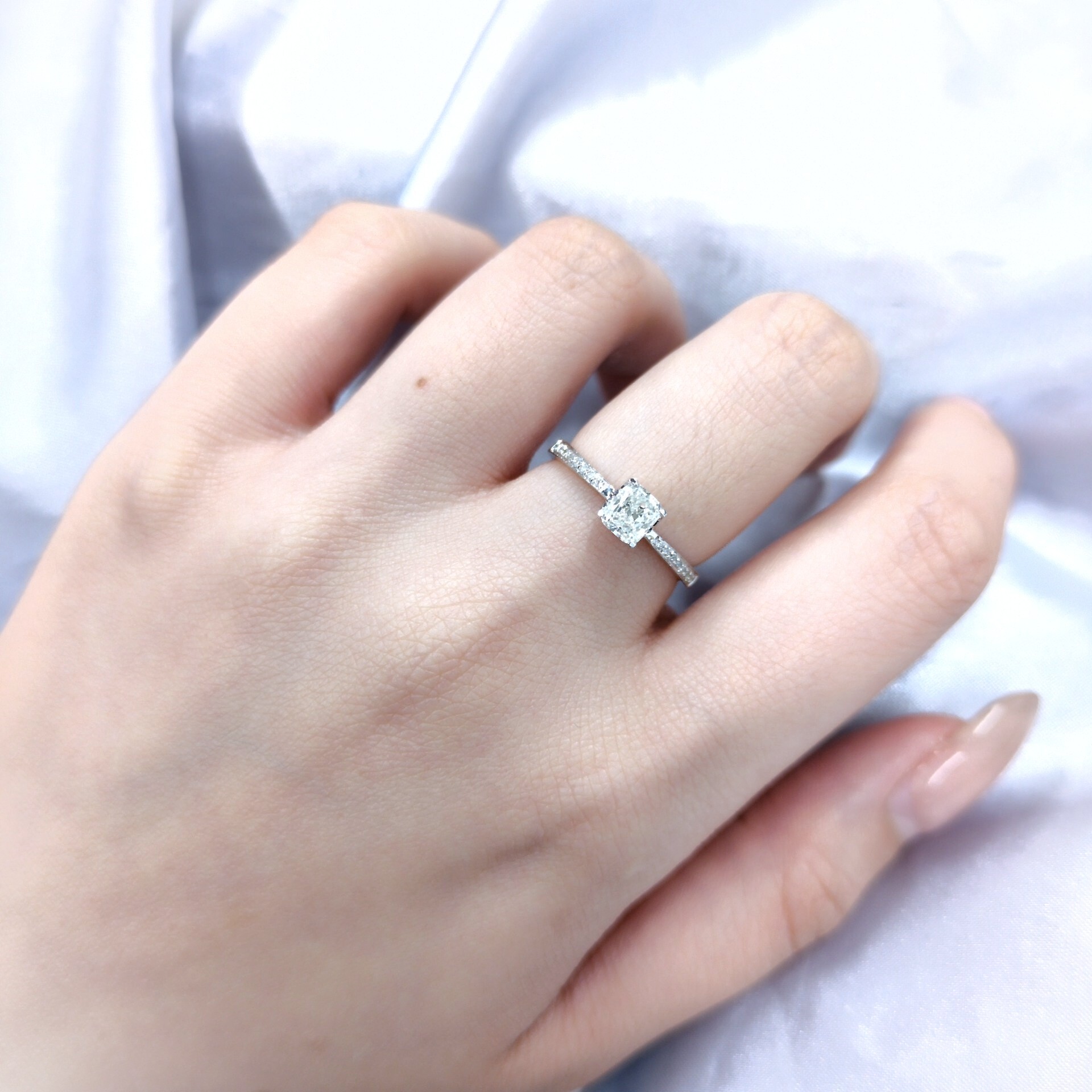 全新18K白金【單粒45份方形鑽石】配小鑽共50份4爪戒指