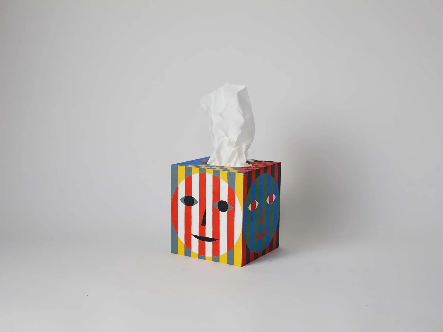 Dusen Dusen-面紙盒，每一面都飾有獨特配色圖案。可為梳妝台、床頭櫃或浴室增添一抹趣味。