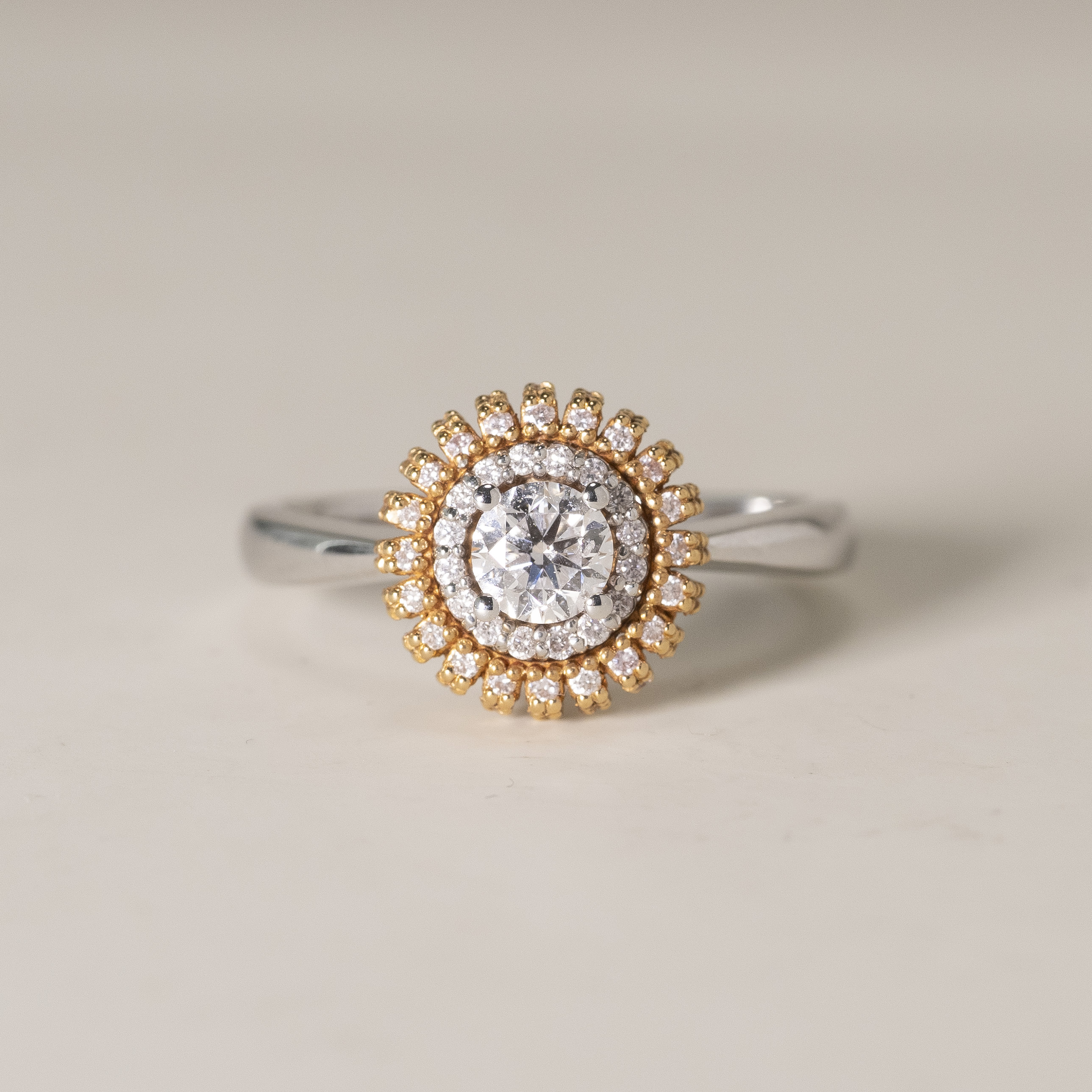 18K Sol Diamond Ring