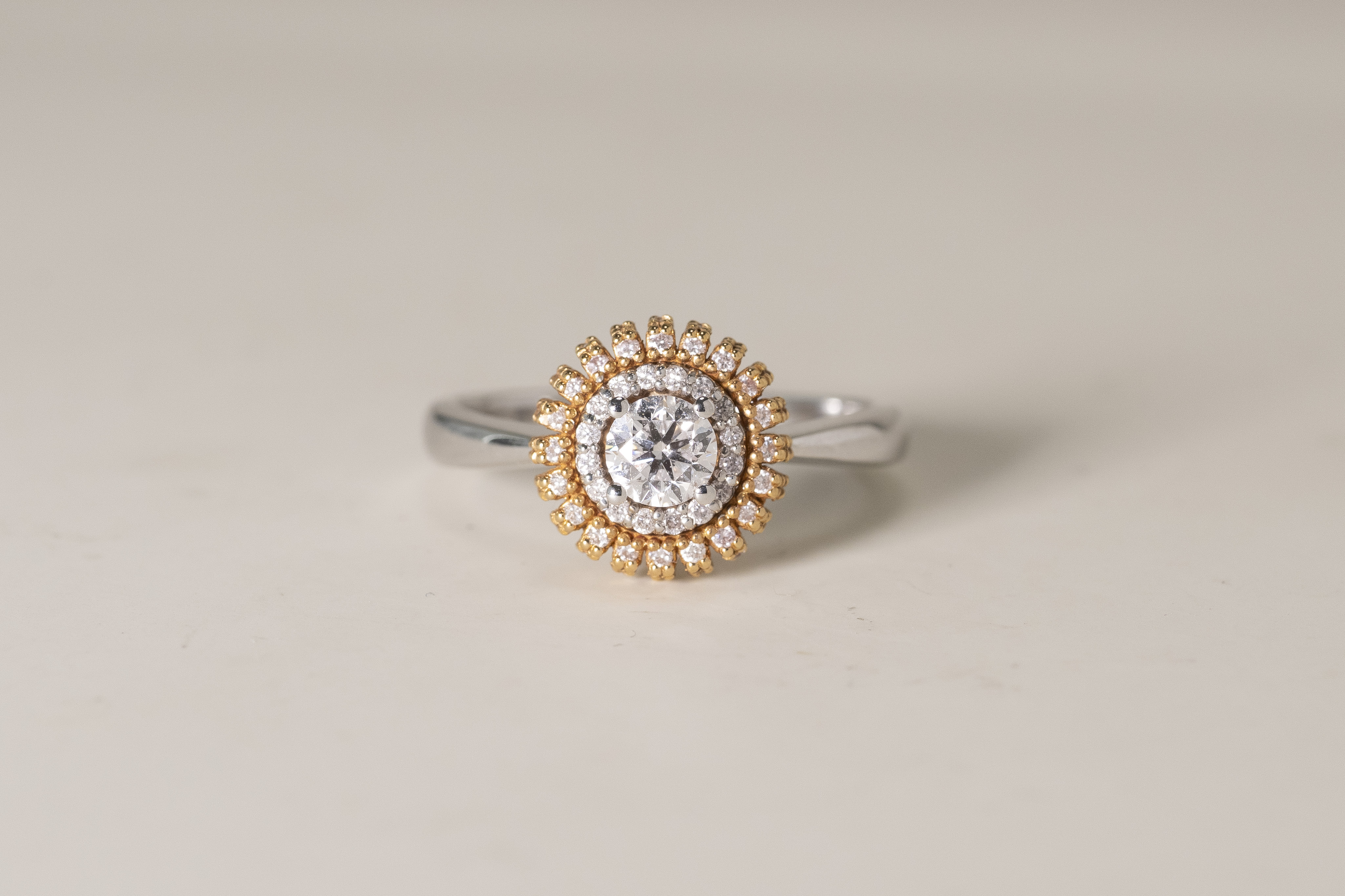 18K Sol Diamond Ring