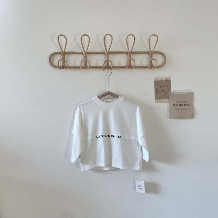 假兩件英字白上衣