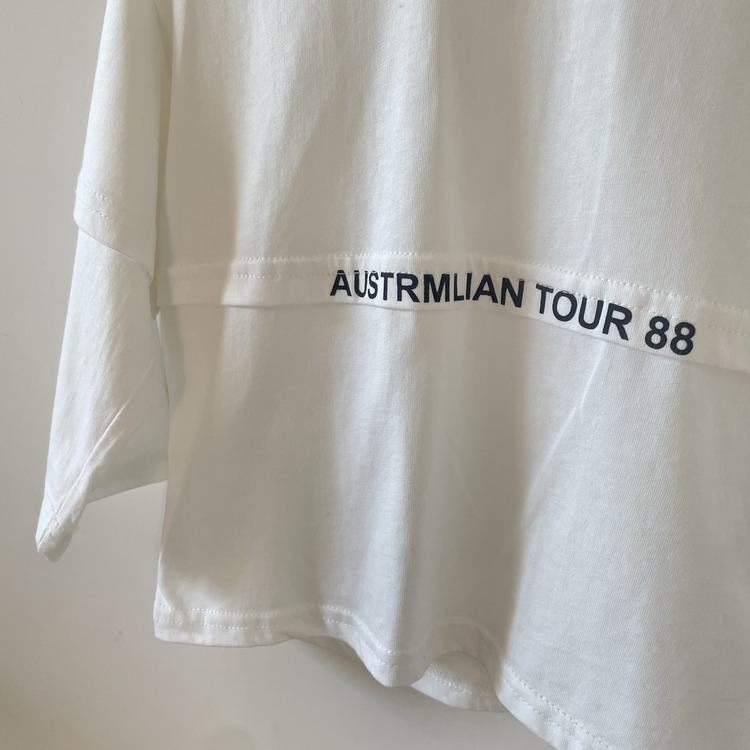 假兩件英字白上衣