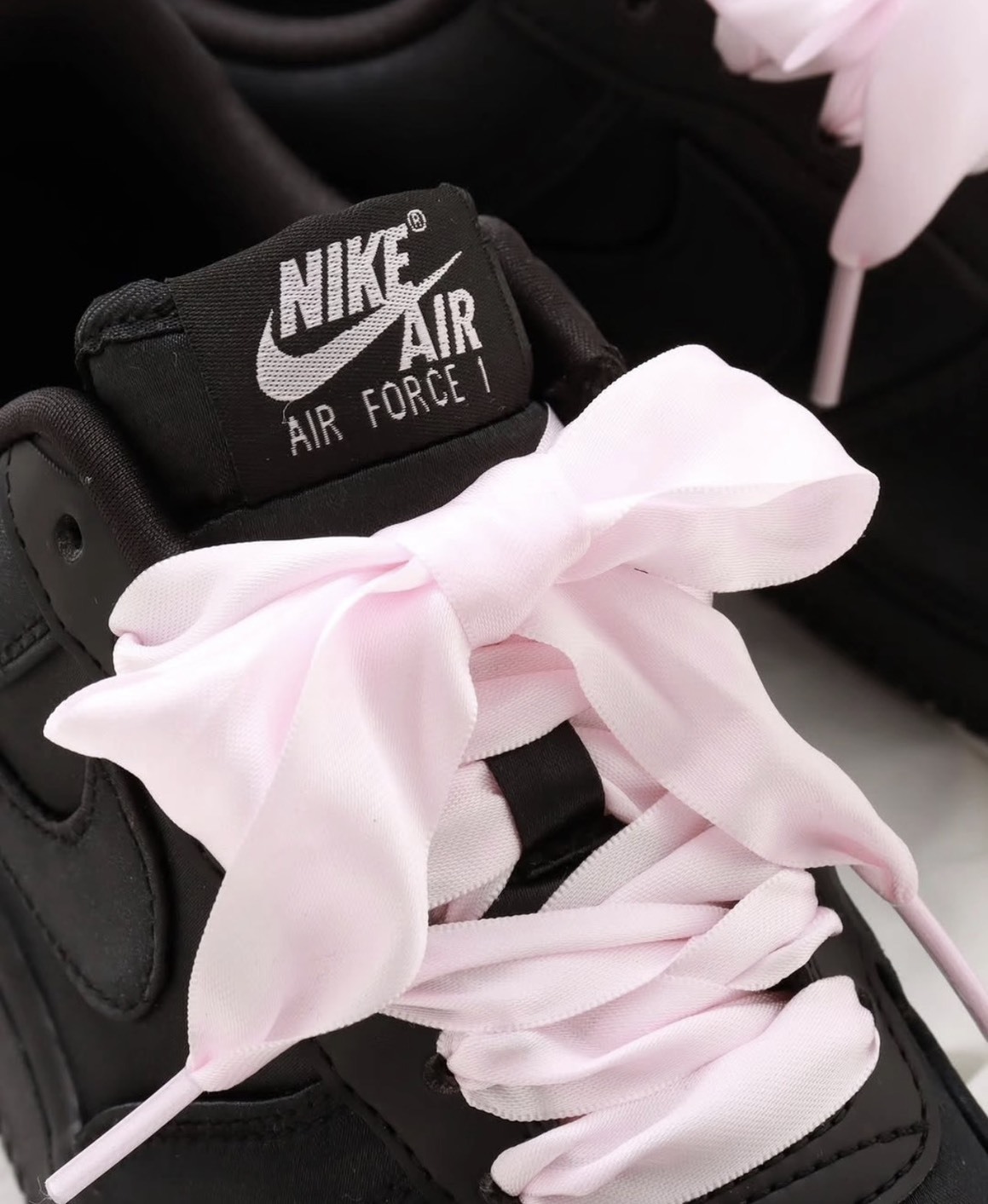 日本限定!! NIKE AIR FORCE 1 "BLACK SATIN" 黑粉 粉絲綢 緞帶 女鞋 IH2034-010
