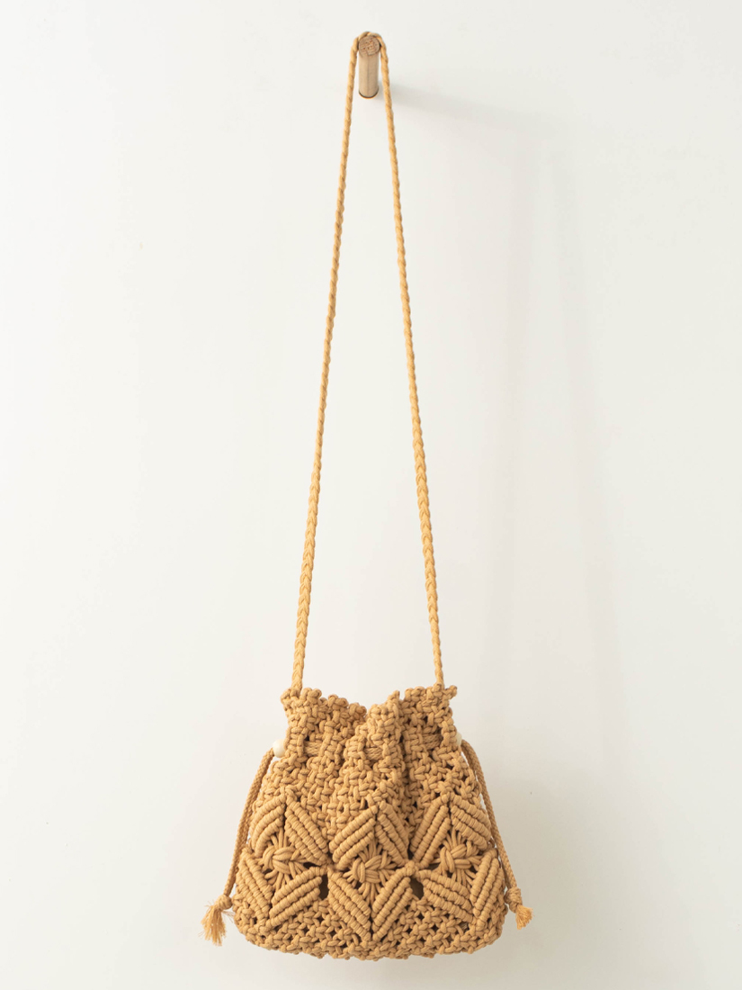 沙灘渡假編織斜背束口包