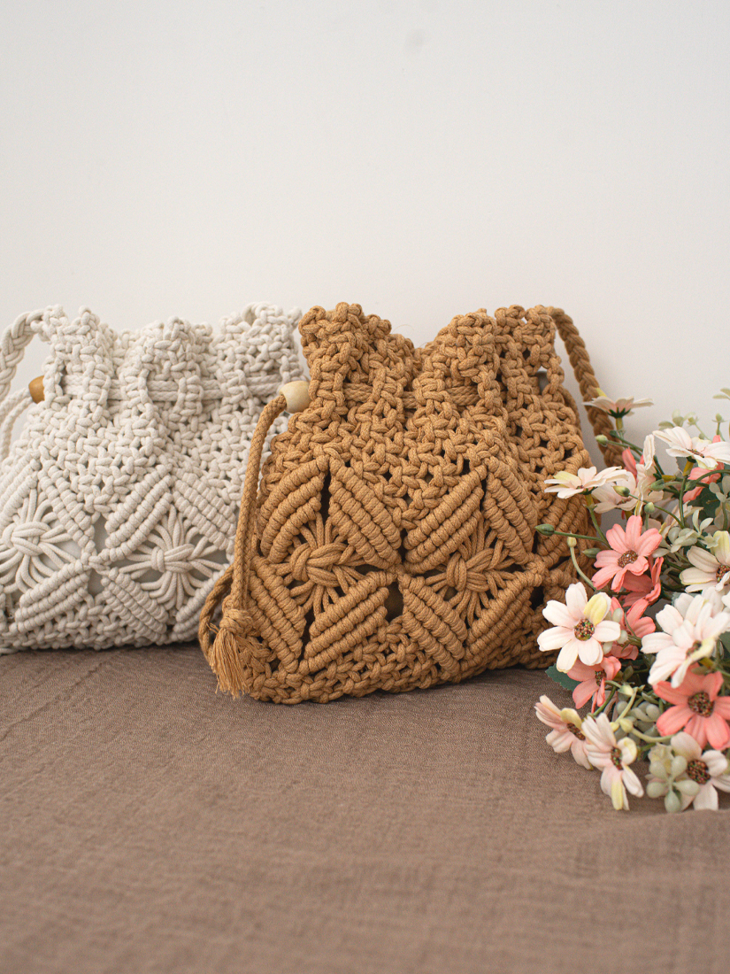 沙灘渡假編織斜背束口包