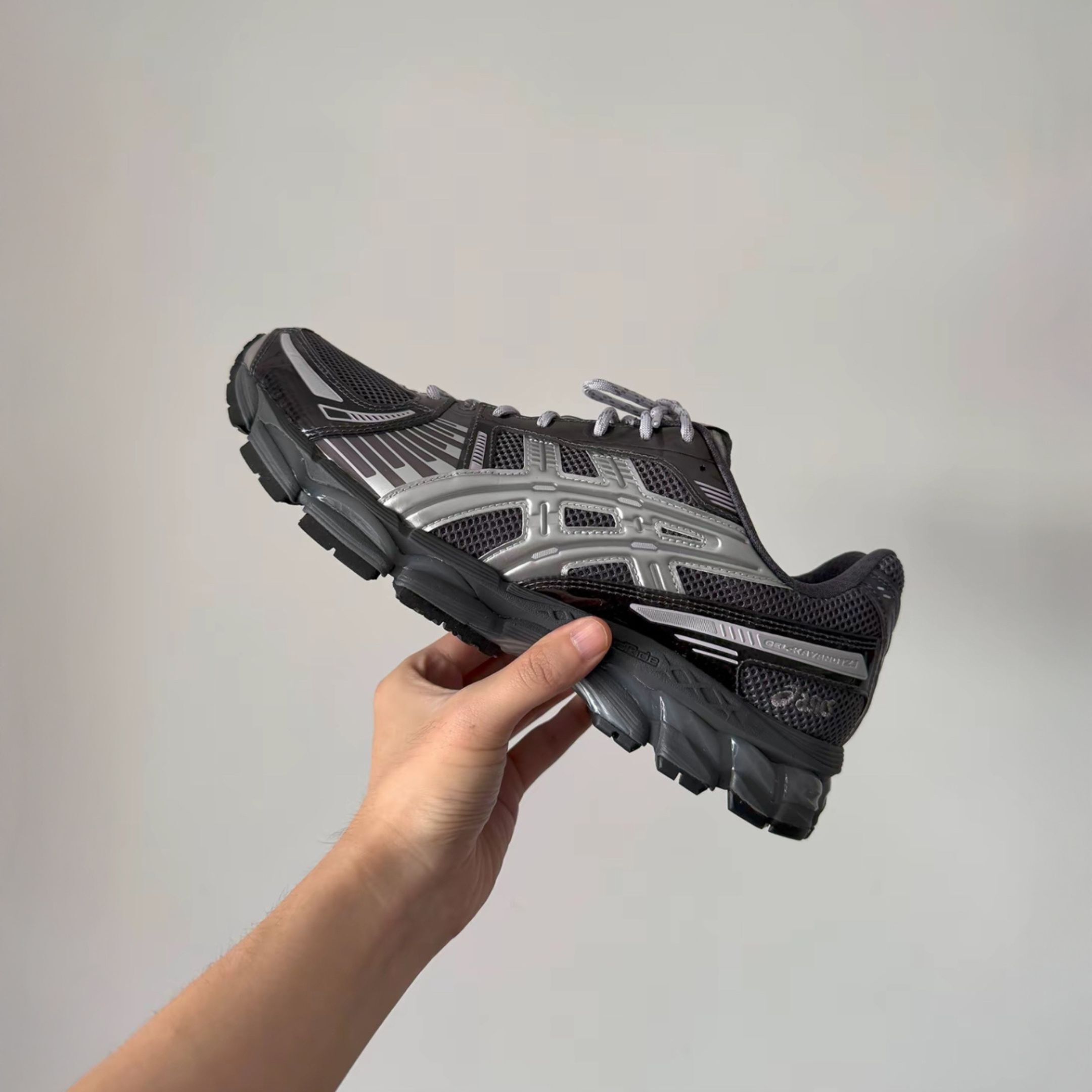 NICEDAY 代購 Kith x ASICS GEL-KAYANO 12.1 聯名 黑 黑銀 銀灰 金屬 1203A930-020