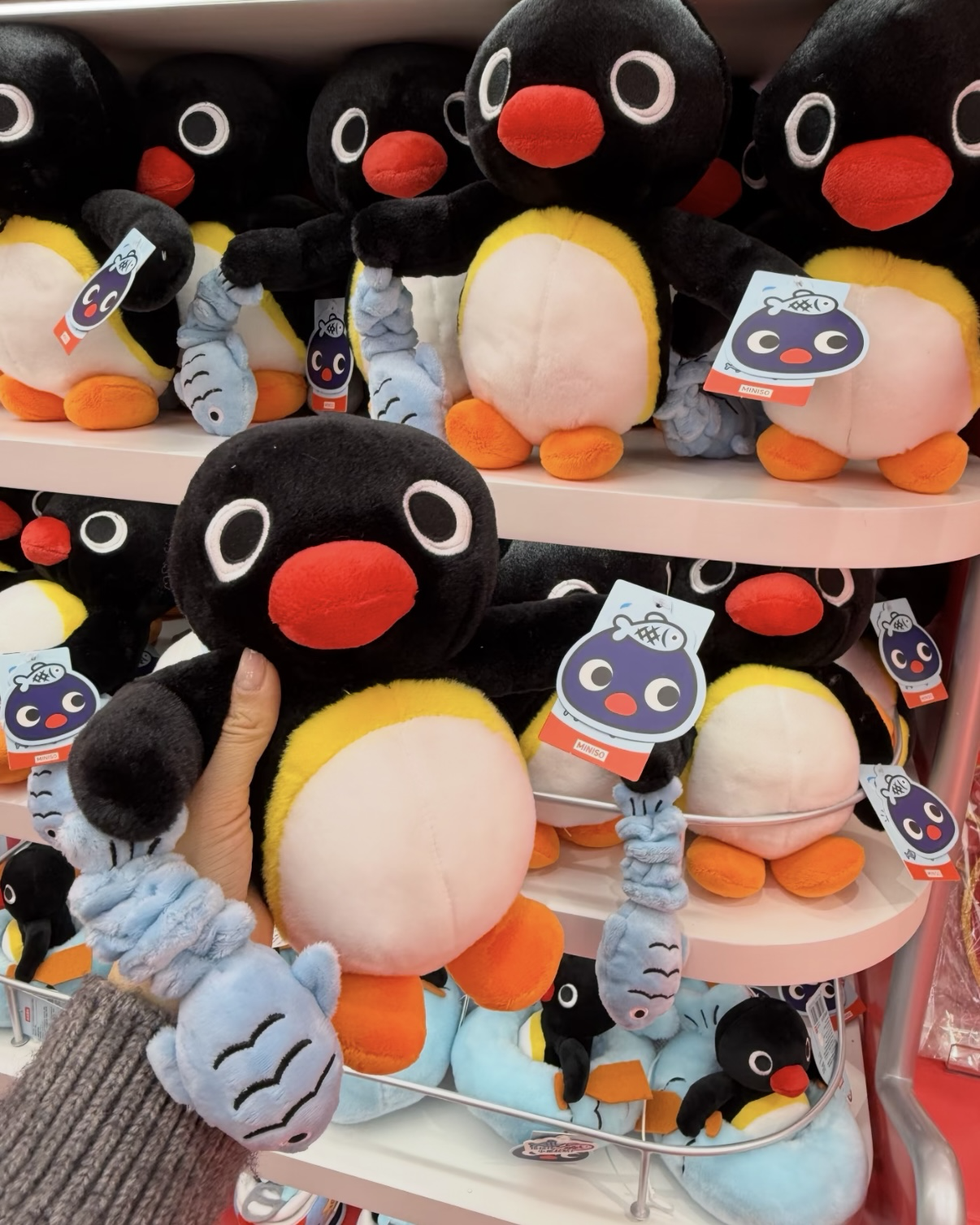 <正版授權>MINISO x PINGU 企鵝家族 年年有魚系列 鹹魚翻身 毛絨娃娃 公仔