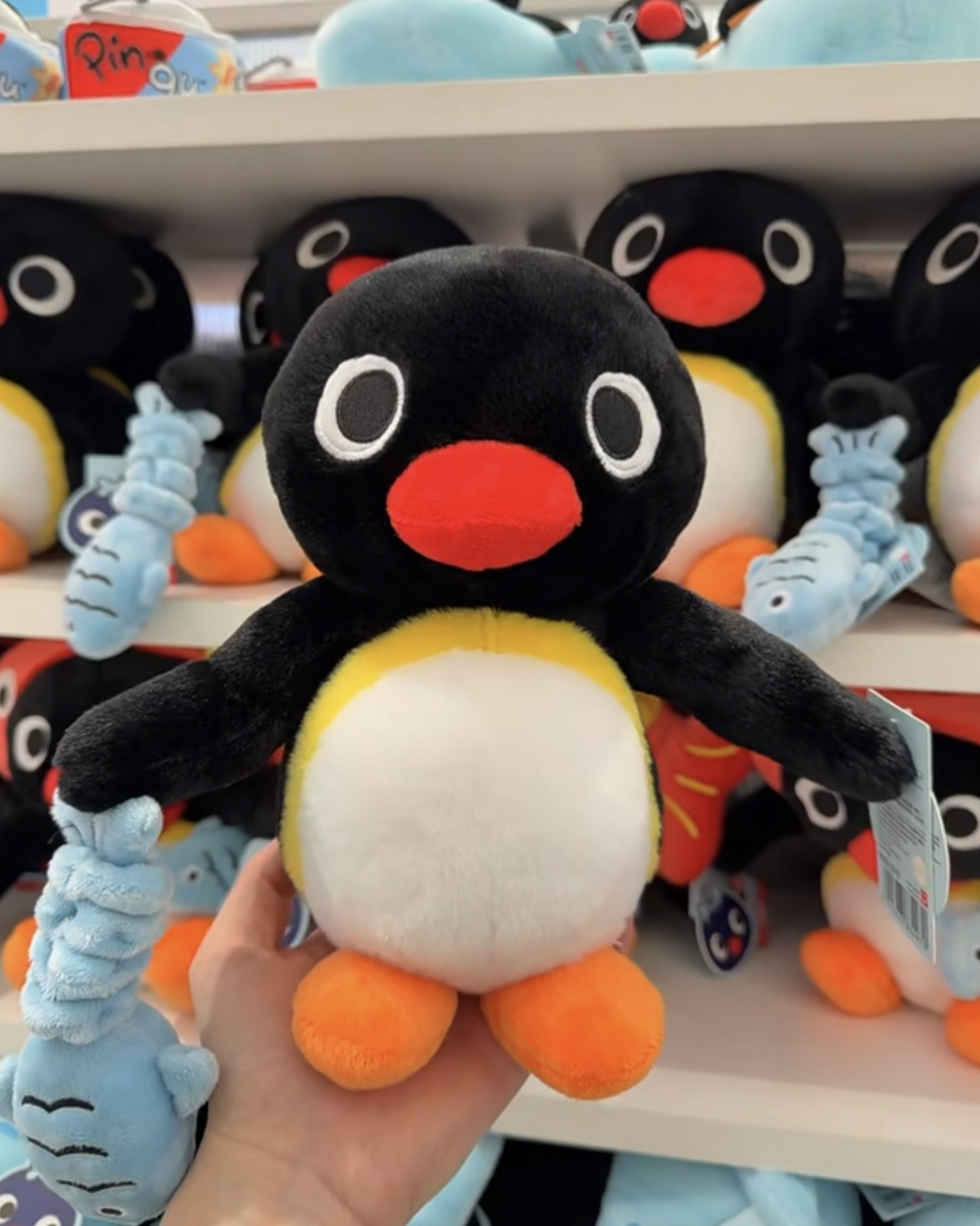<正版授權>MINISO x PINGU 企鵝家族 年年有魚系列 鹹魚翻身 毛絨娃娃 公仔