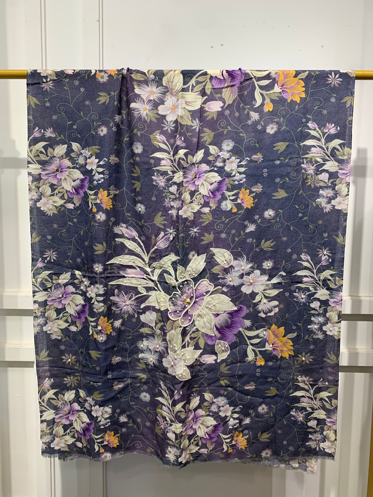VK120 Scarfesia 藍底花花絲巾 85% Wool 15% Silk