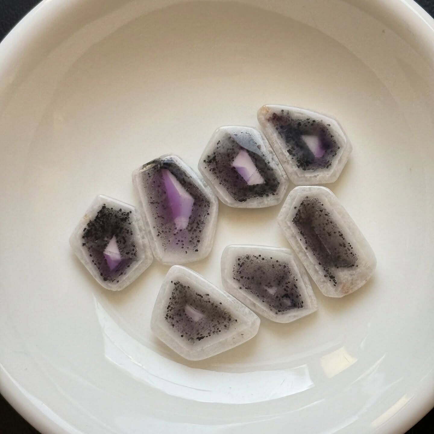 [原石] 達畢茲紫水晶 帶母岩 （普通等級）