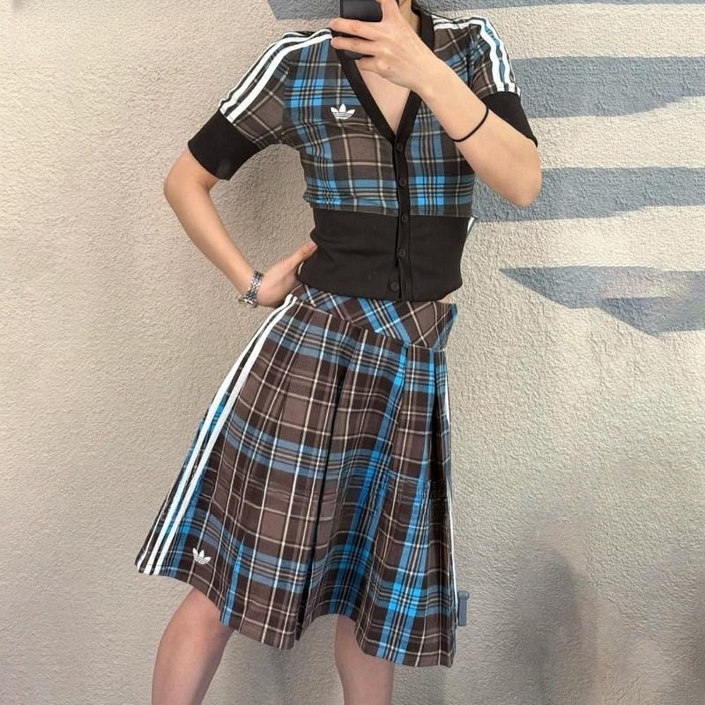 【Luxury】Adidas三葉草 愛迪達 女 新款撞色格紋修身運動短袖 格紋裙 反折格紋寬褲 反折褲 粉色V領針織上衣
