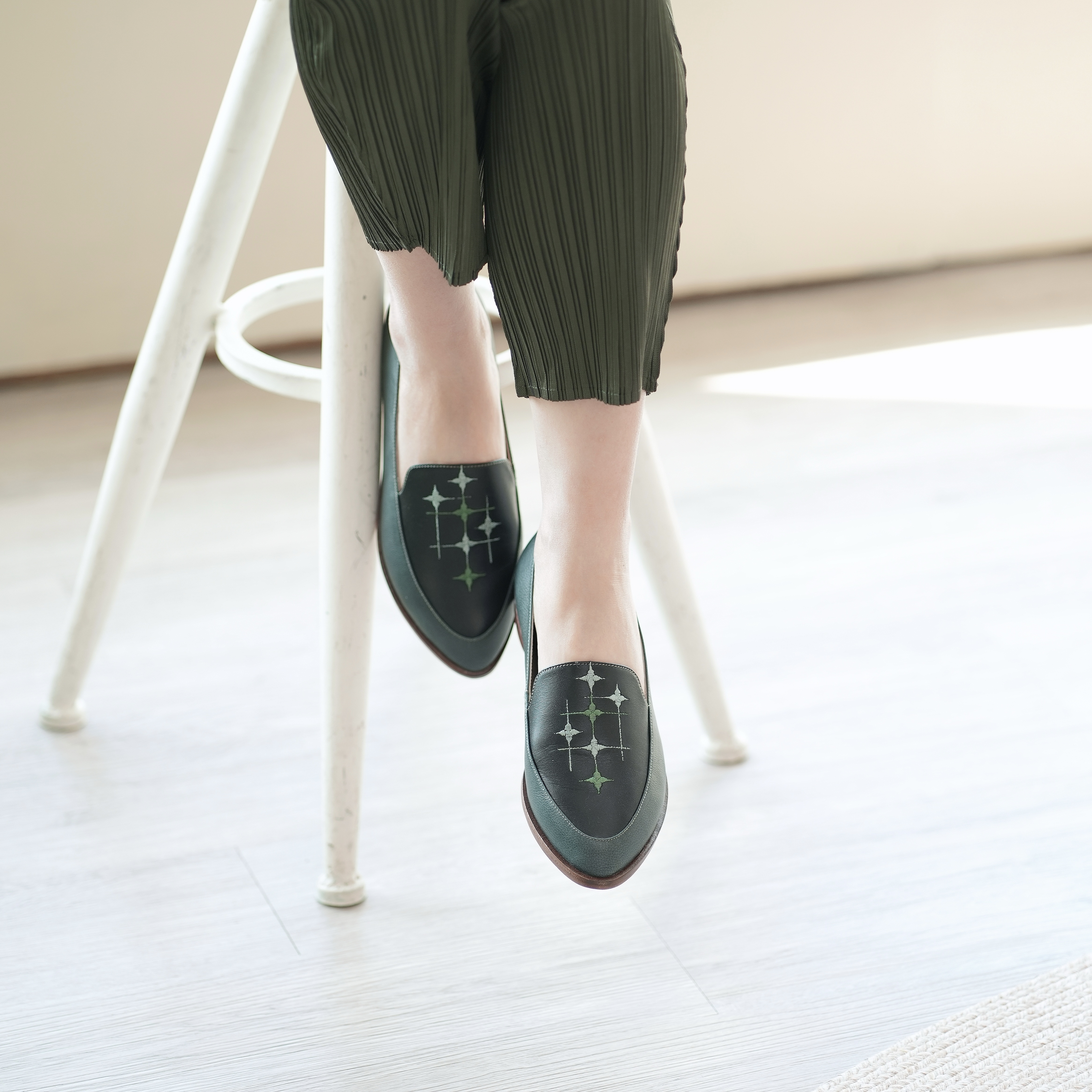 刺繡樂福鞋｜花窗邊(黑墨綠)