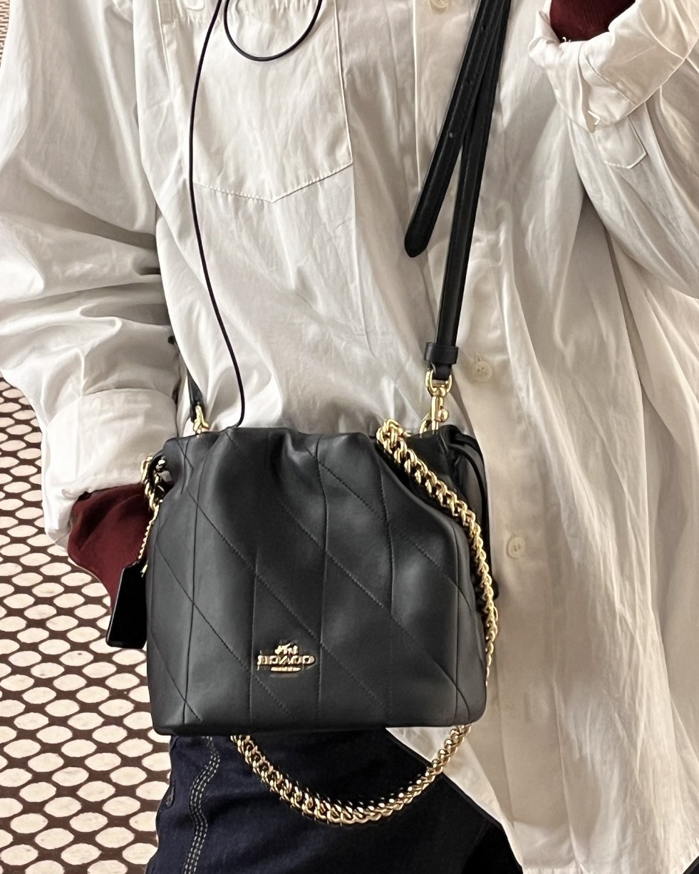 買包的終點變COACH🔥COACH FAYE 絎縫細節迷你拉繩包