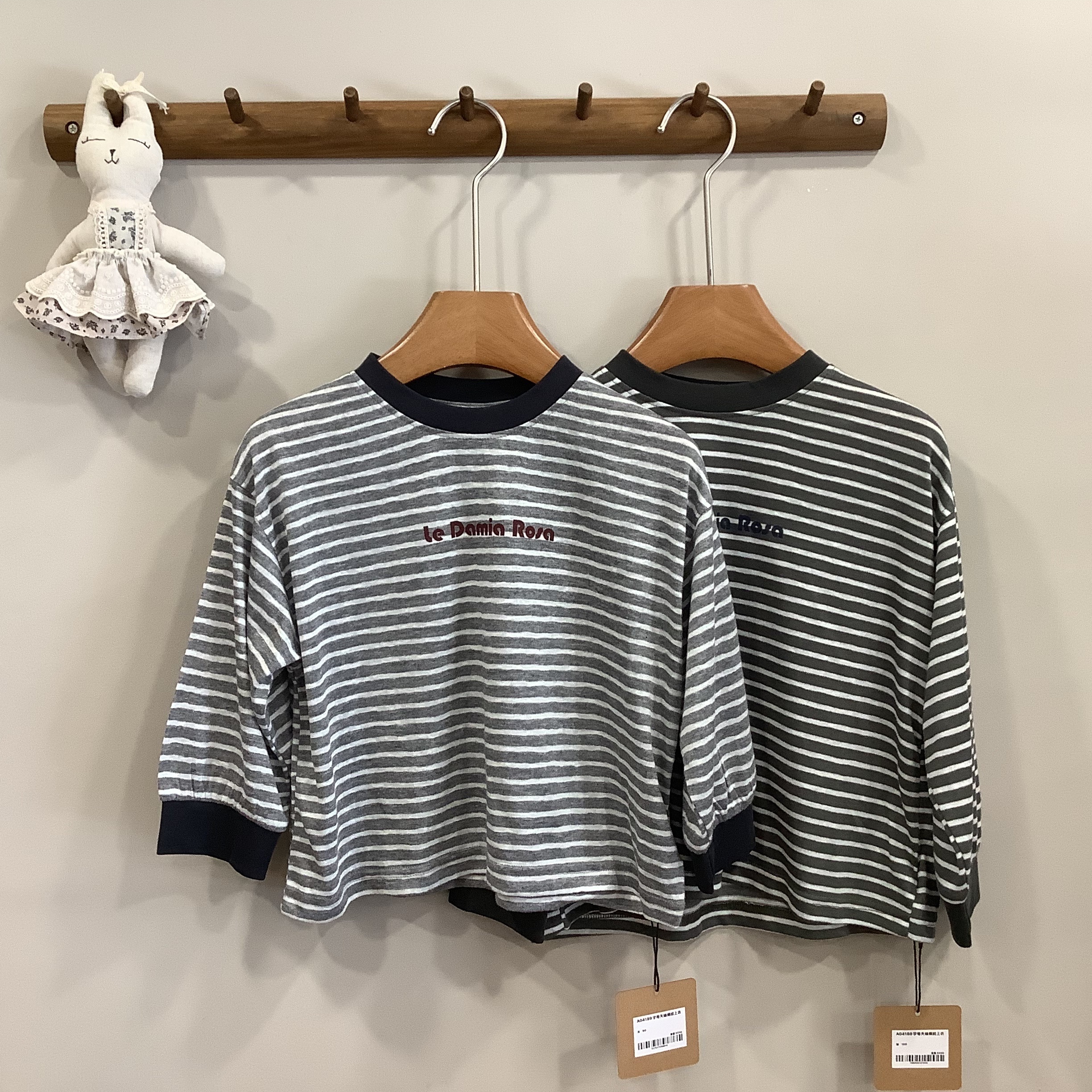 A04189字母天絲條紋上衣