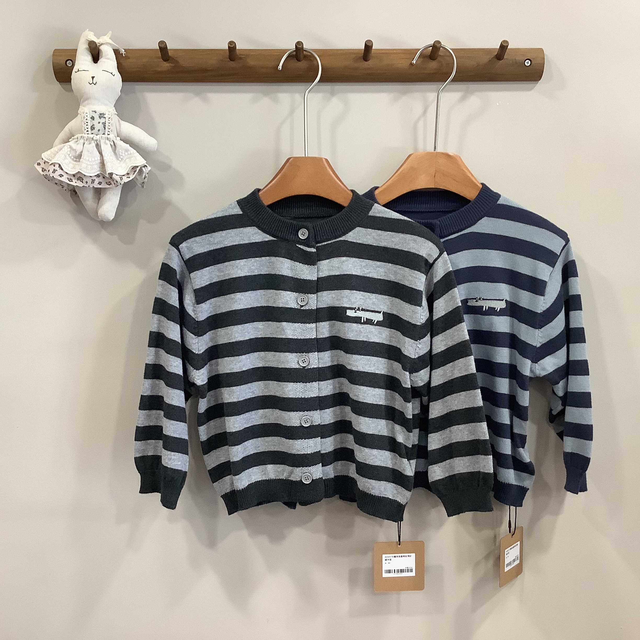 A04179鱷魚插畫條紋薄針織外套