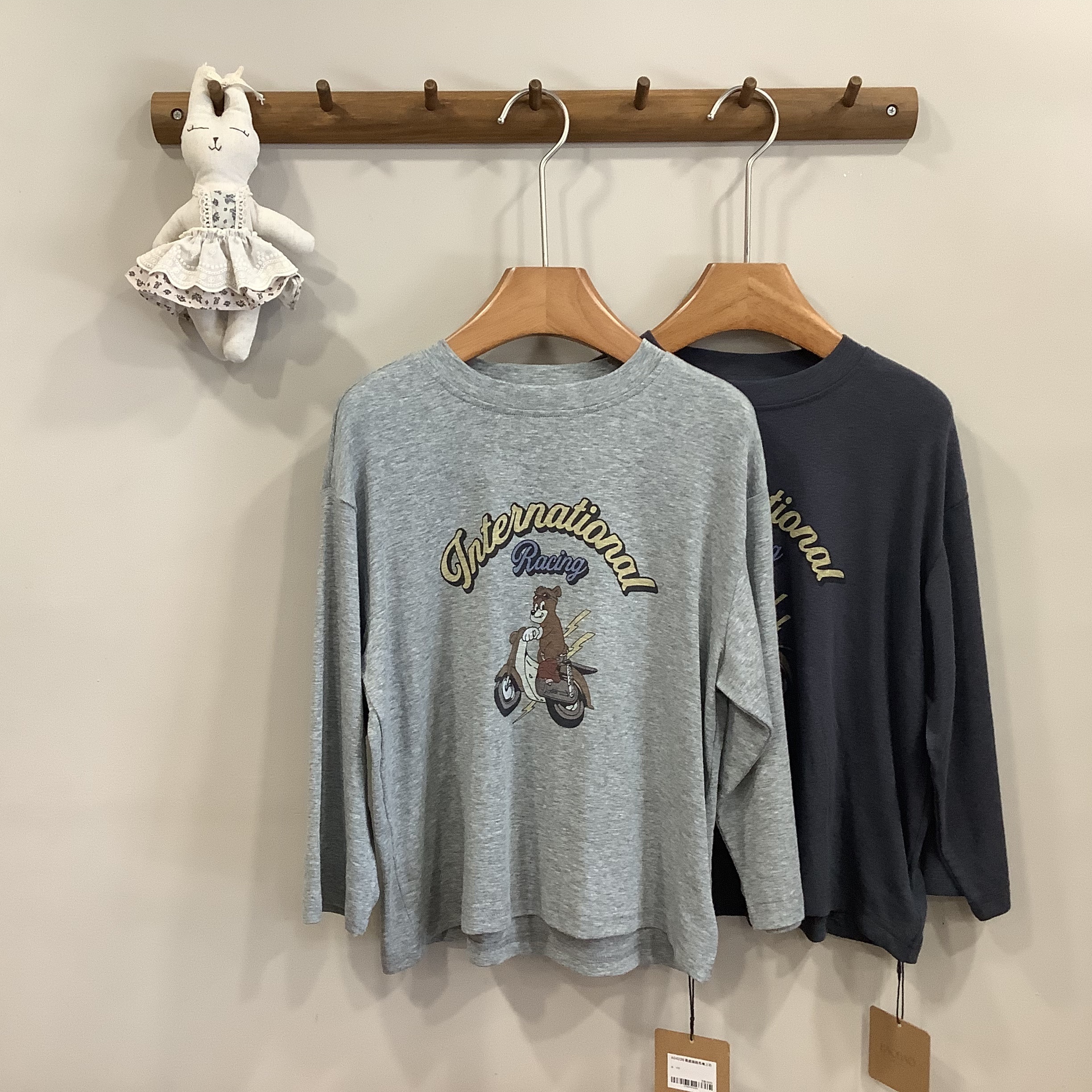 A04226質感插圖長袖上衣