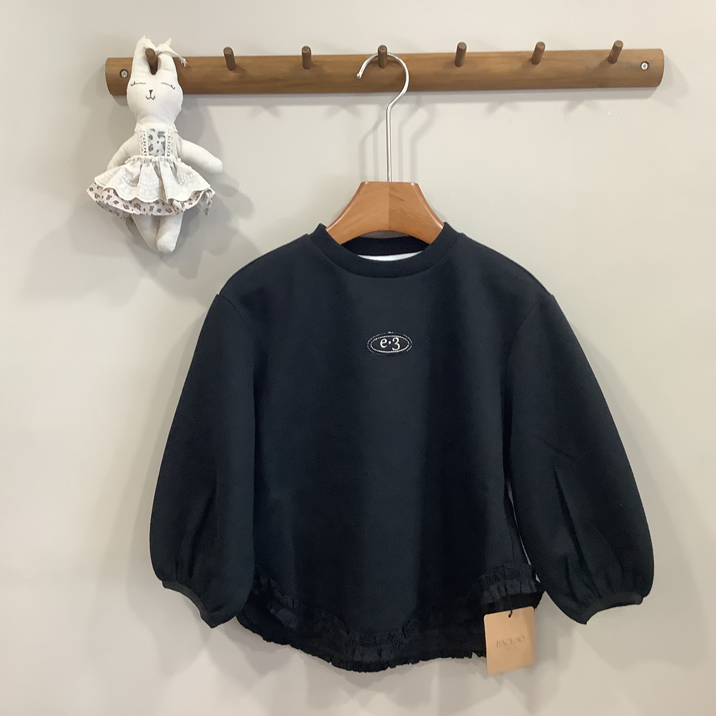 A04205字母下擺花邊造型上衣