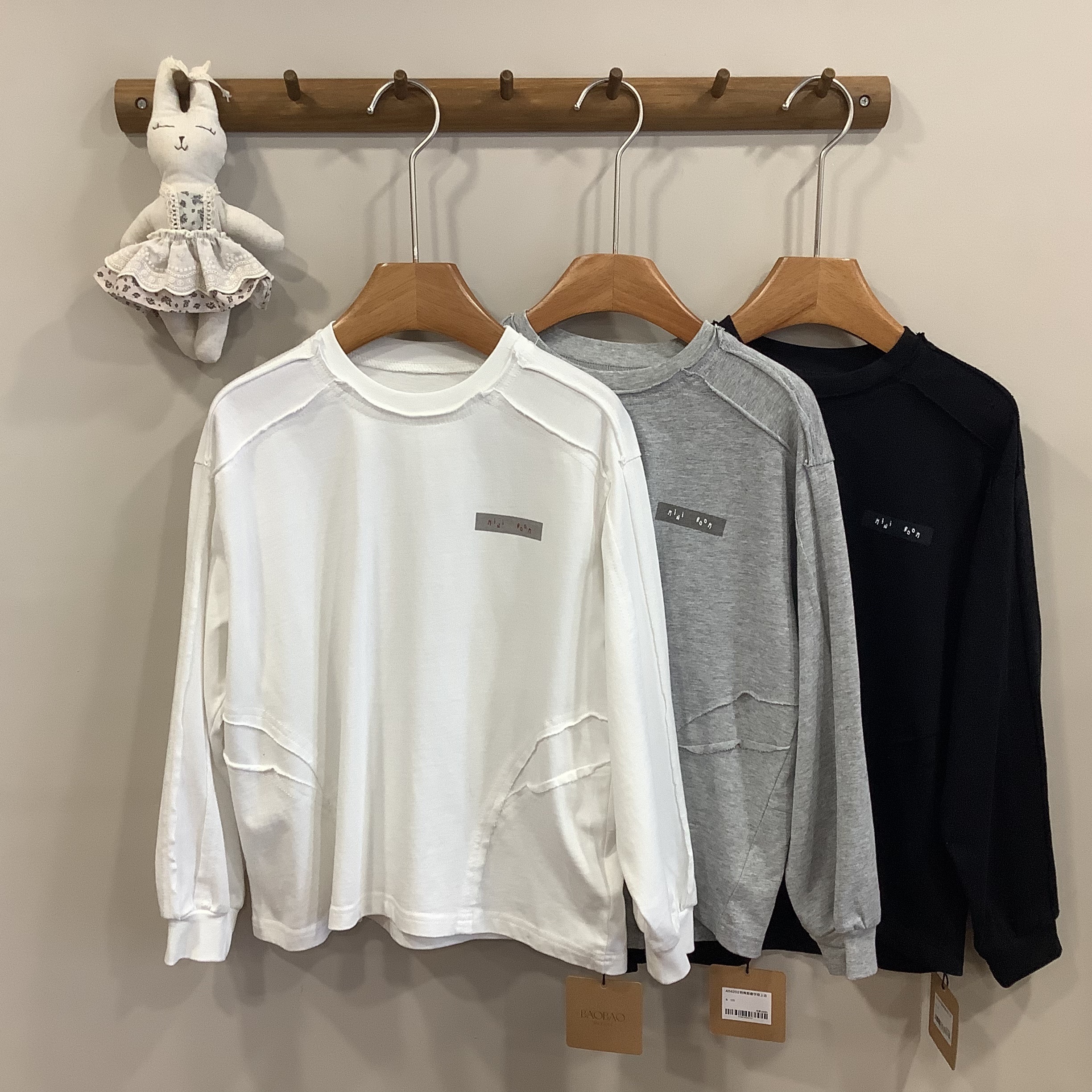 A04202特殊剪裁字母上衣