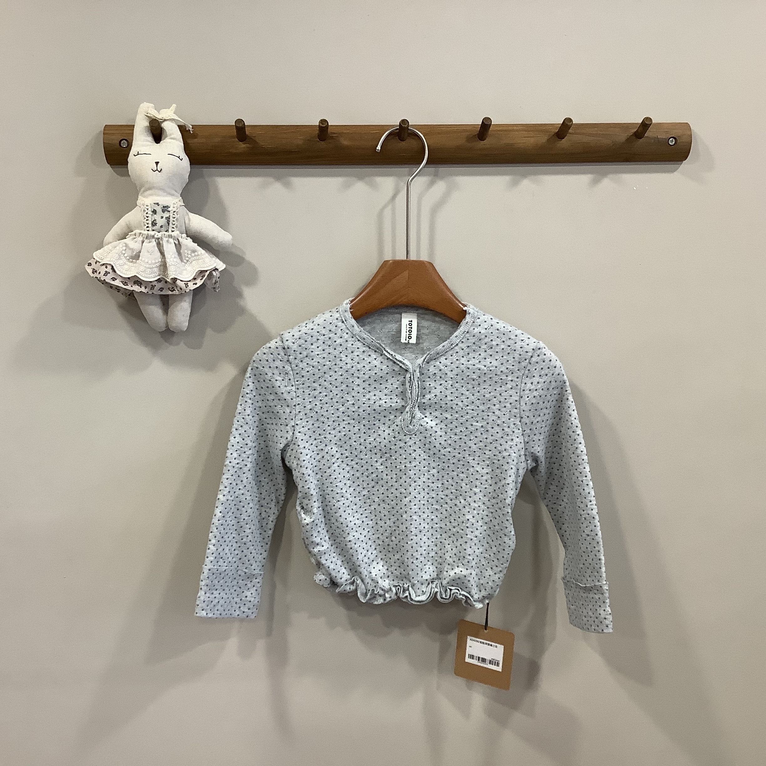 A04192點點荷葉邊上衣