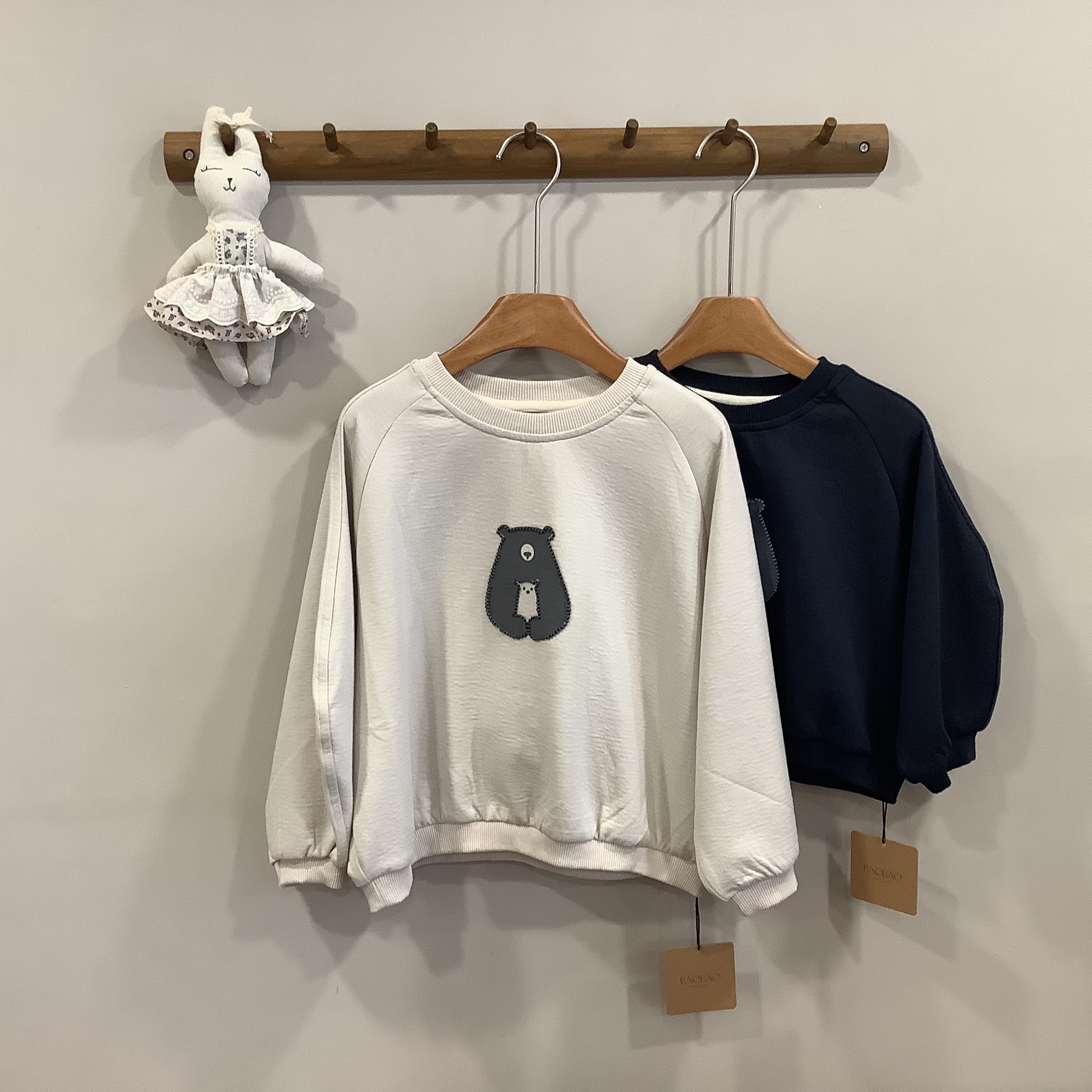 A04203重工藝縫線小熊上衣