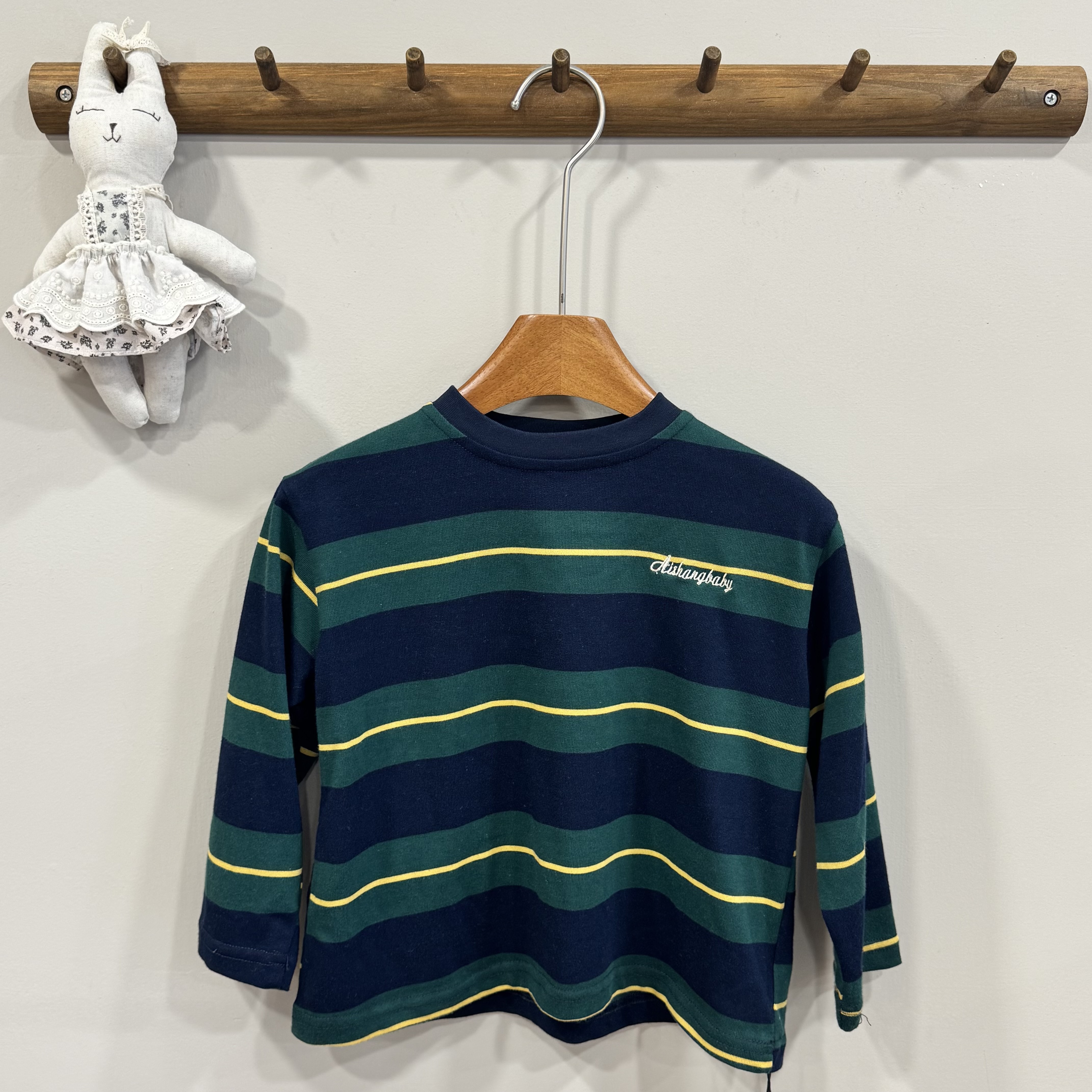 A04164型男草寫字橫條上衣