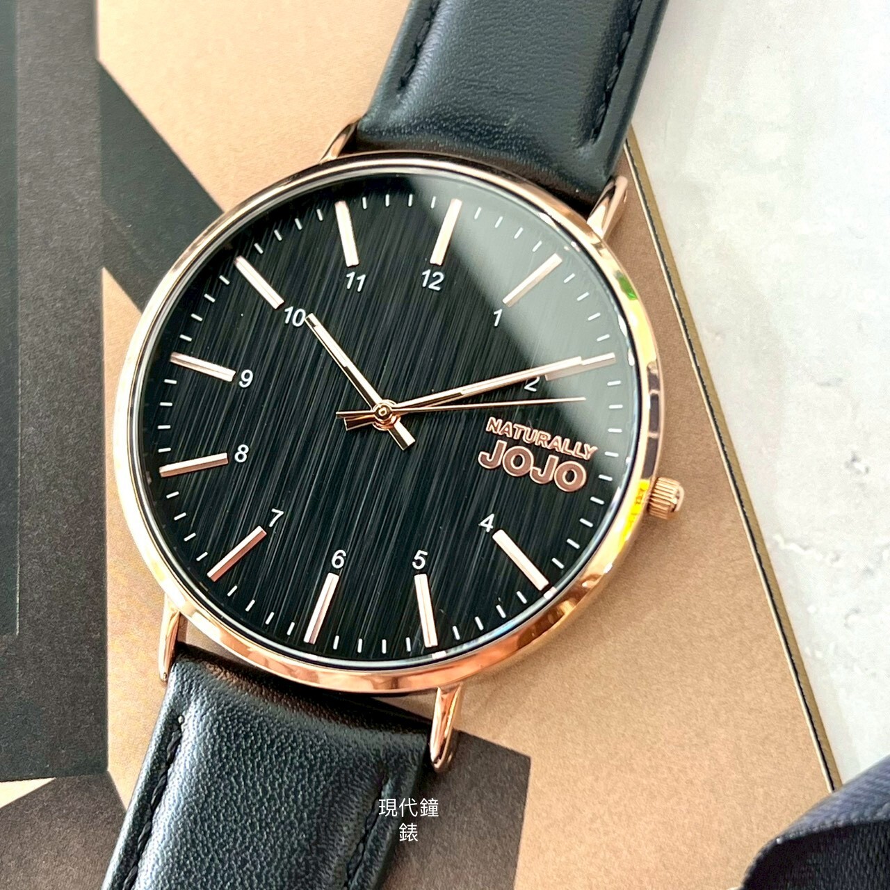 【NATURALLY JOJO】簡約木紋質感皮革腕錶JO96997-88RM 42mm 現代鐘錶