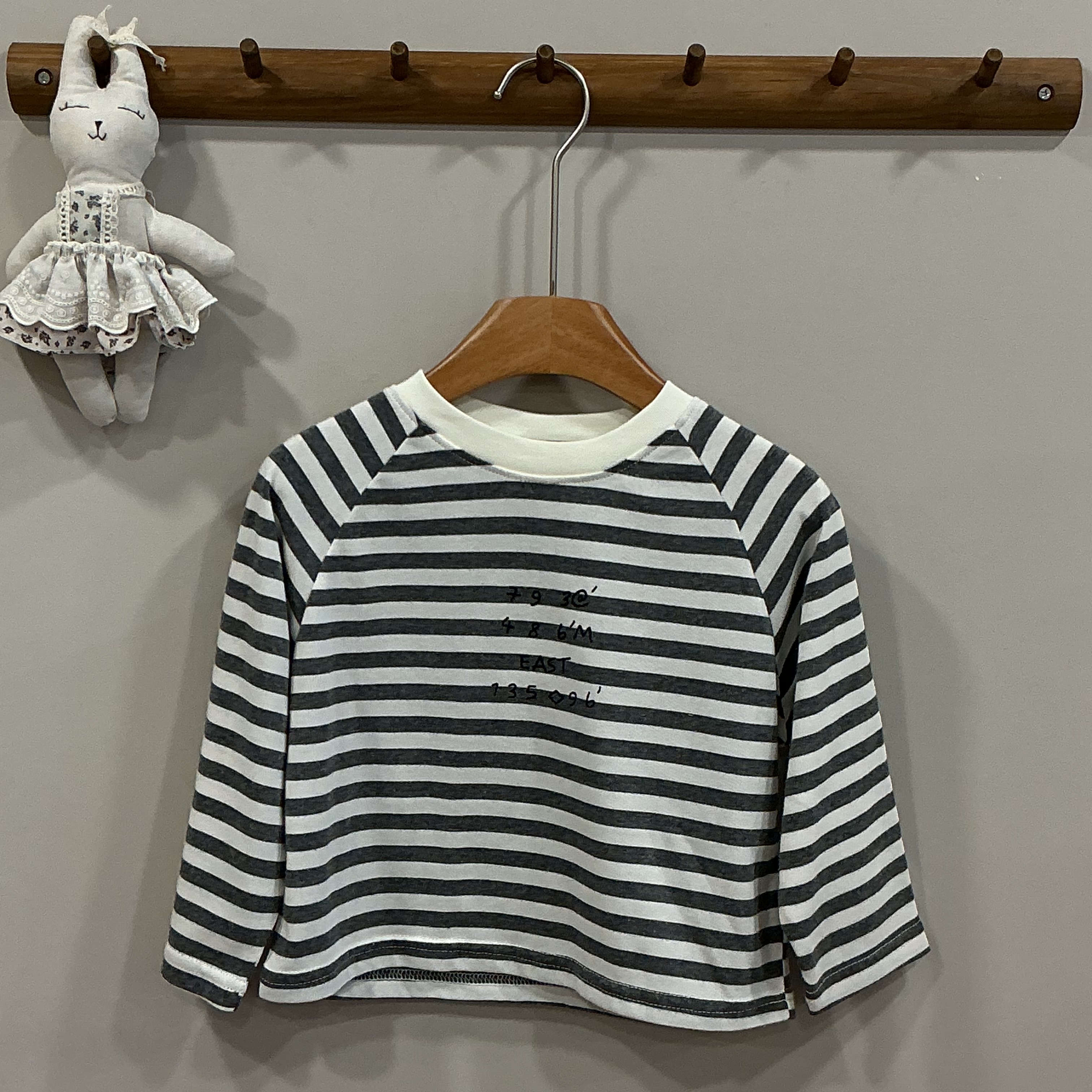 A04232數字字母條紋上衣