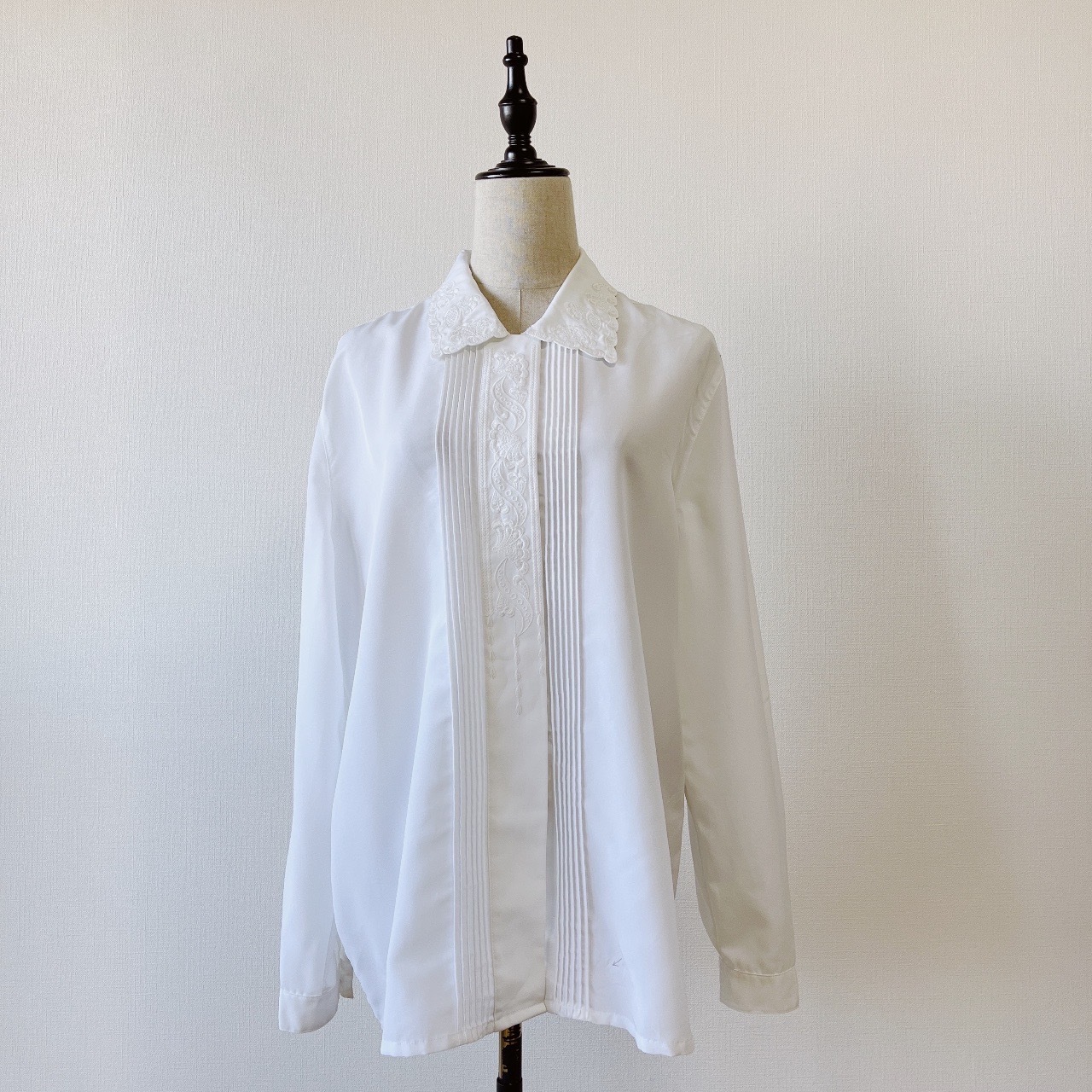 Laura Scott白色刺繡古著上衣