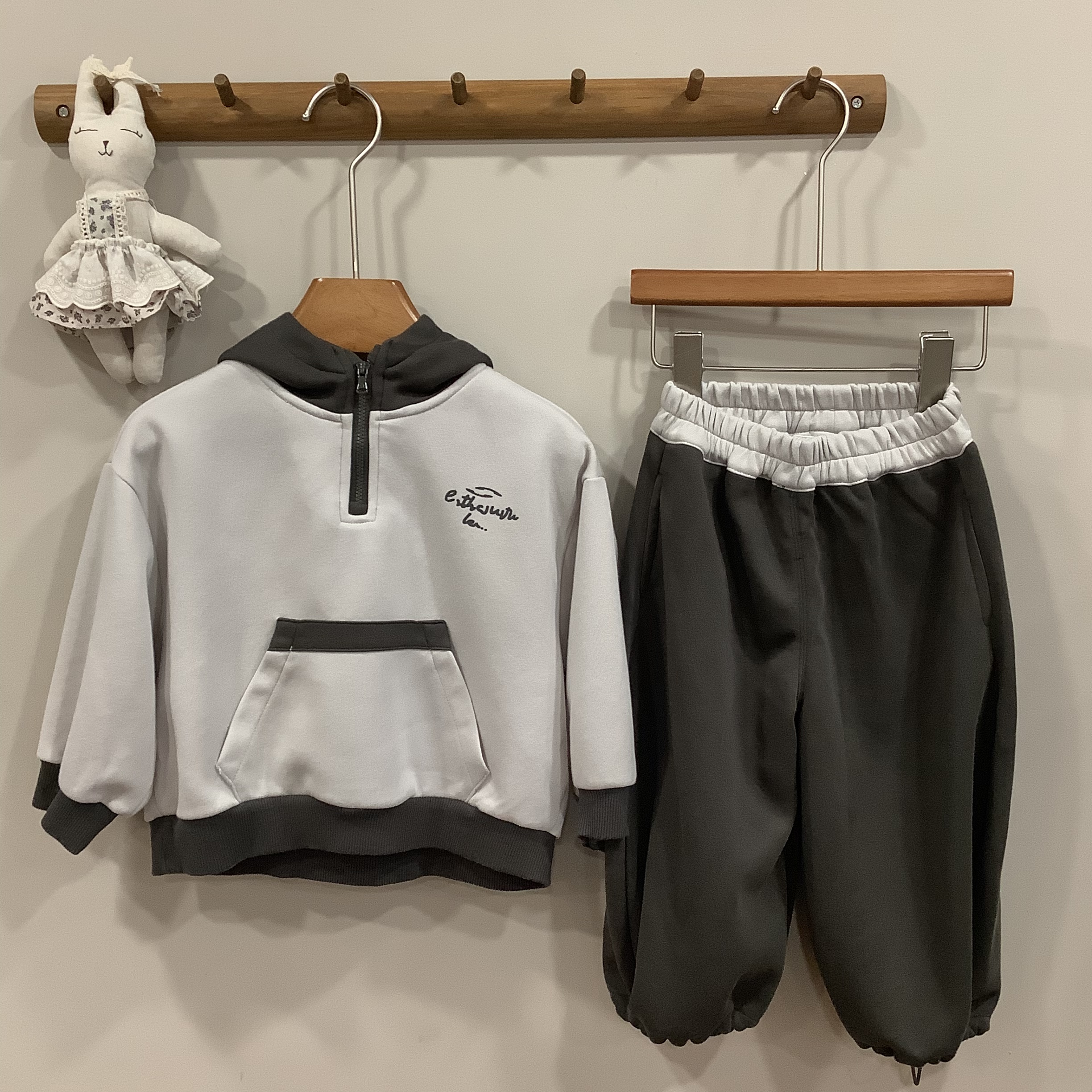 A04219半拉鏈字母套裝