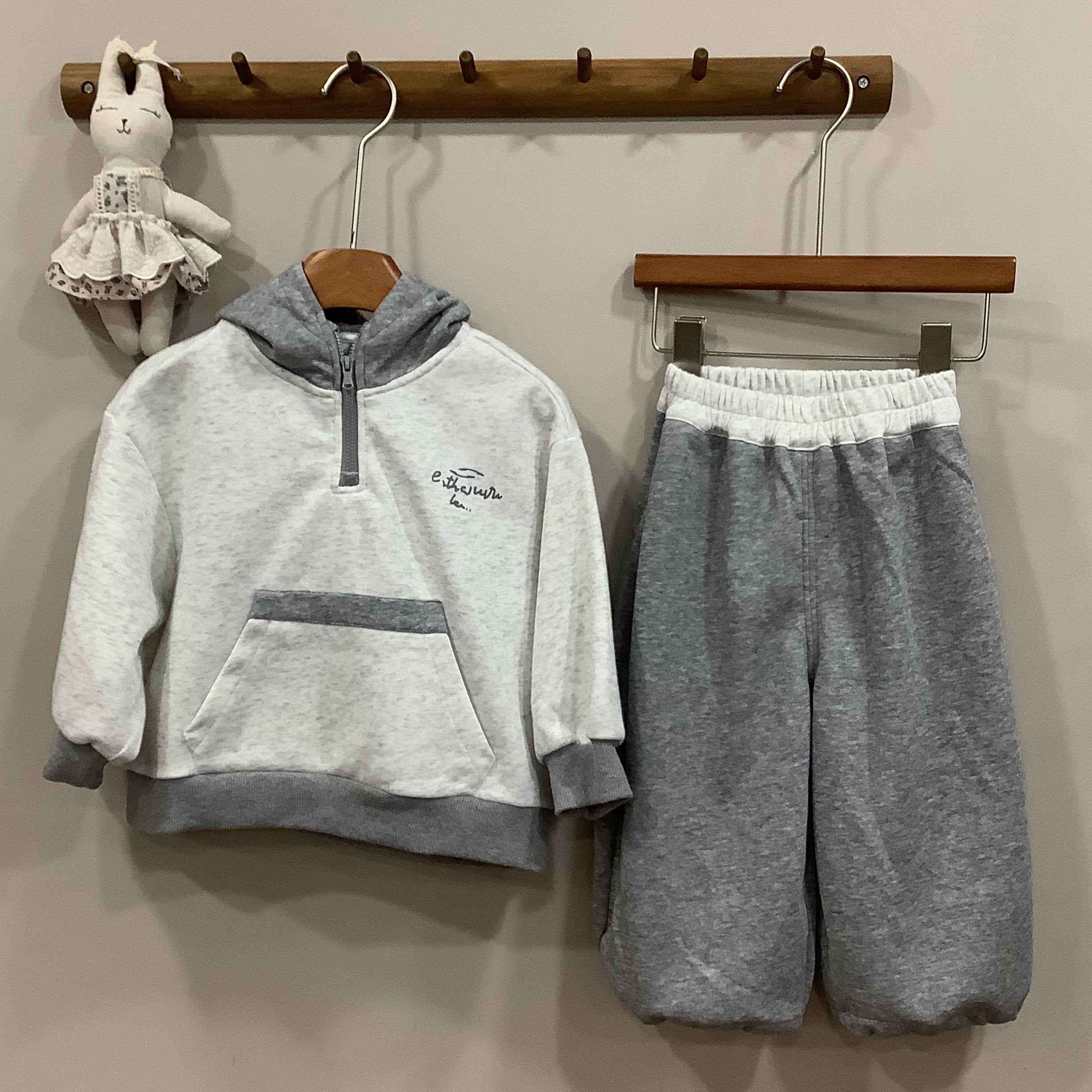 A04219半拉鏈字母套裝