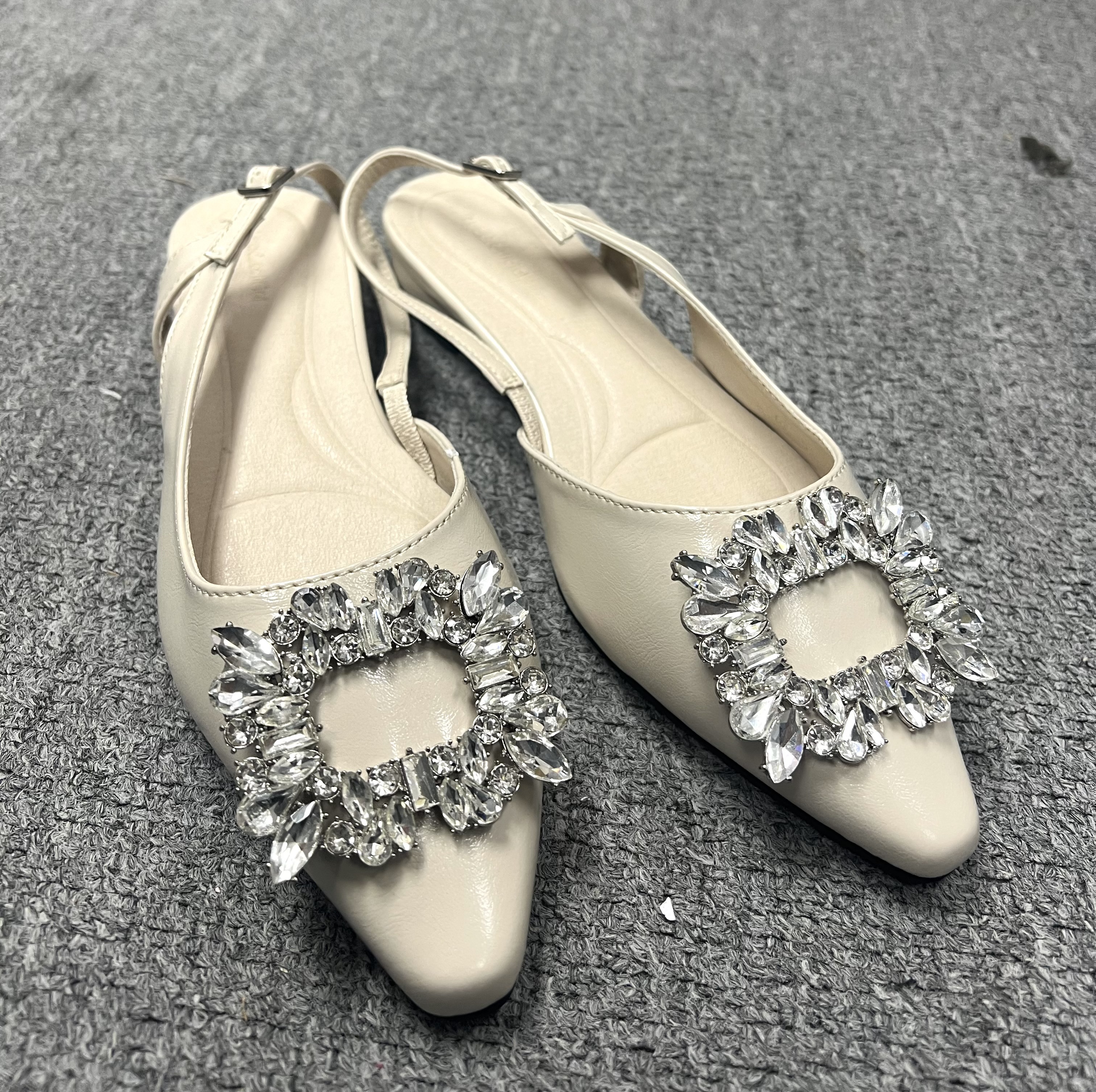 (現貨 米 235/245) LA04 型號6469 偏細 閃石鞋 SIZE:230-250 $379 design by Korea