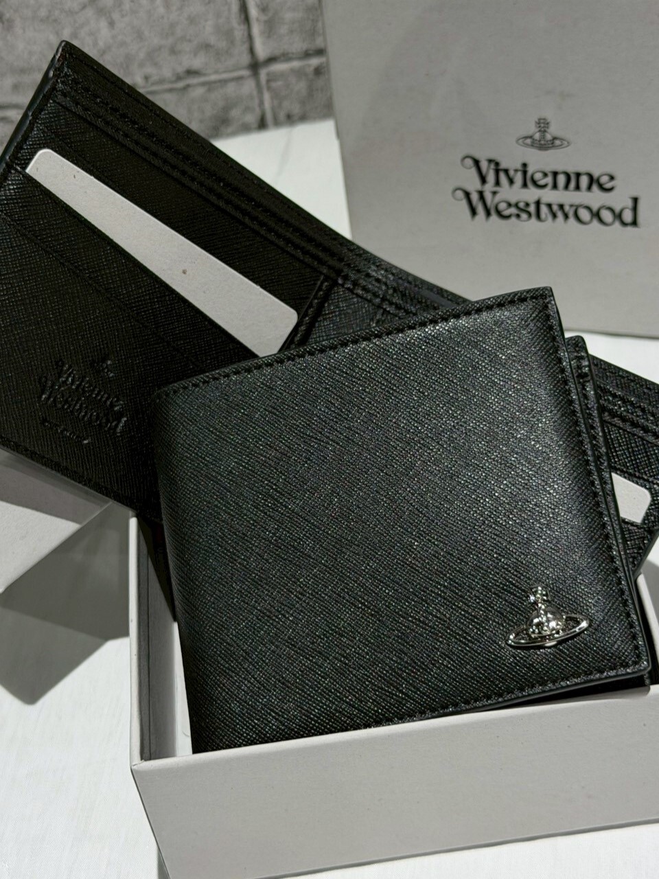 五折 Vivienne Westwood 立體金屬土星Logo 六卡黑色防刮皮革短夾