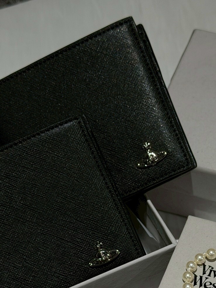 五折 Vivienne Westwood 立體金屬土星Logo 六卡黑色防刮皮革短夾