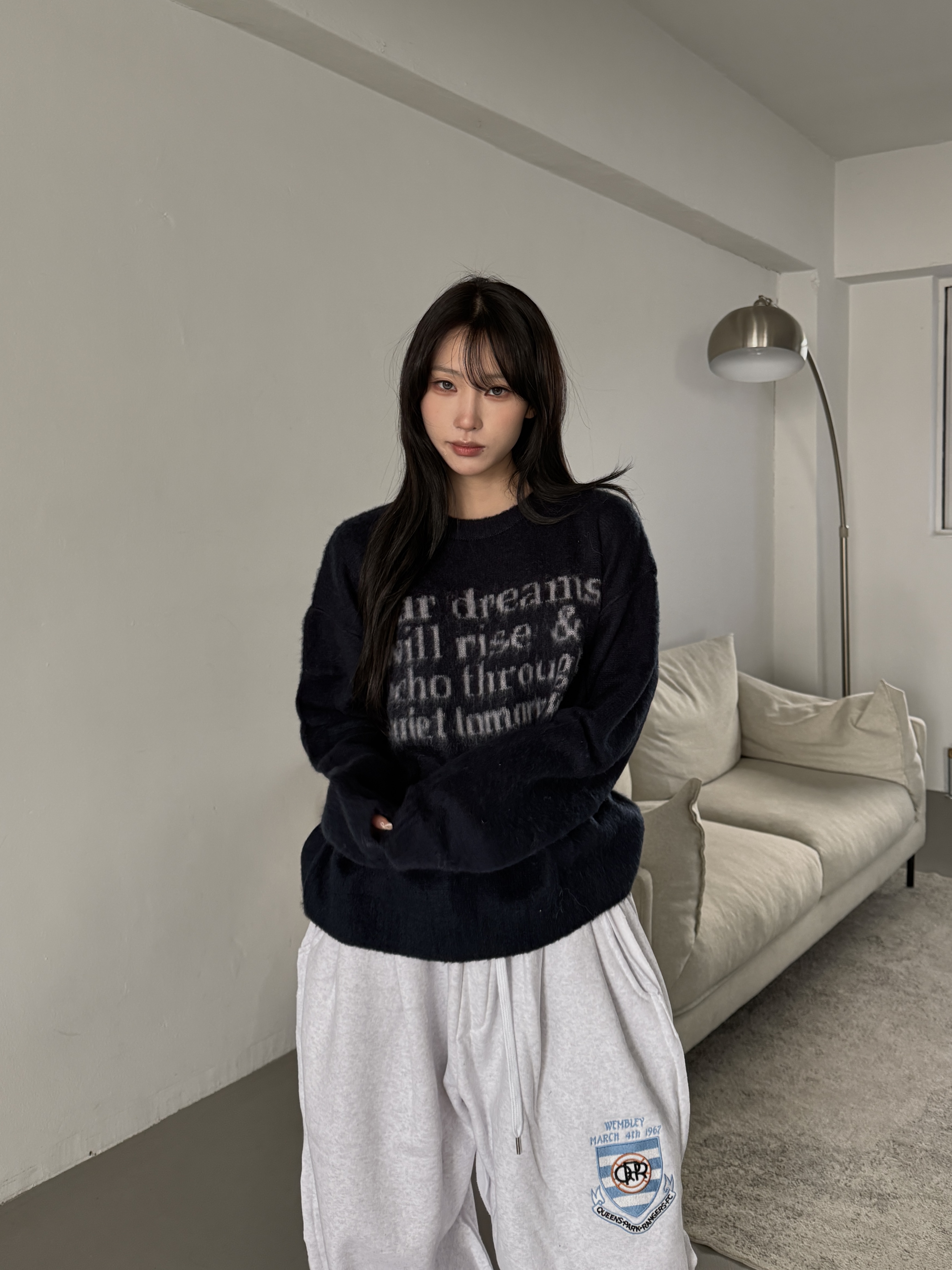 模糊字母 寬鬆短版長袖毛衣（部分現貨）