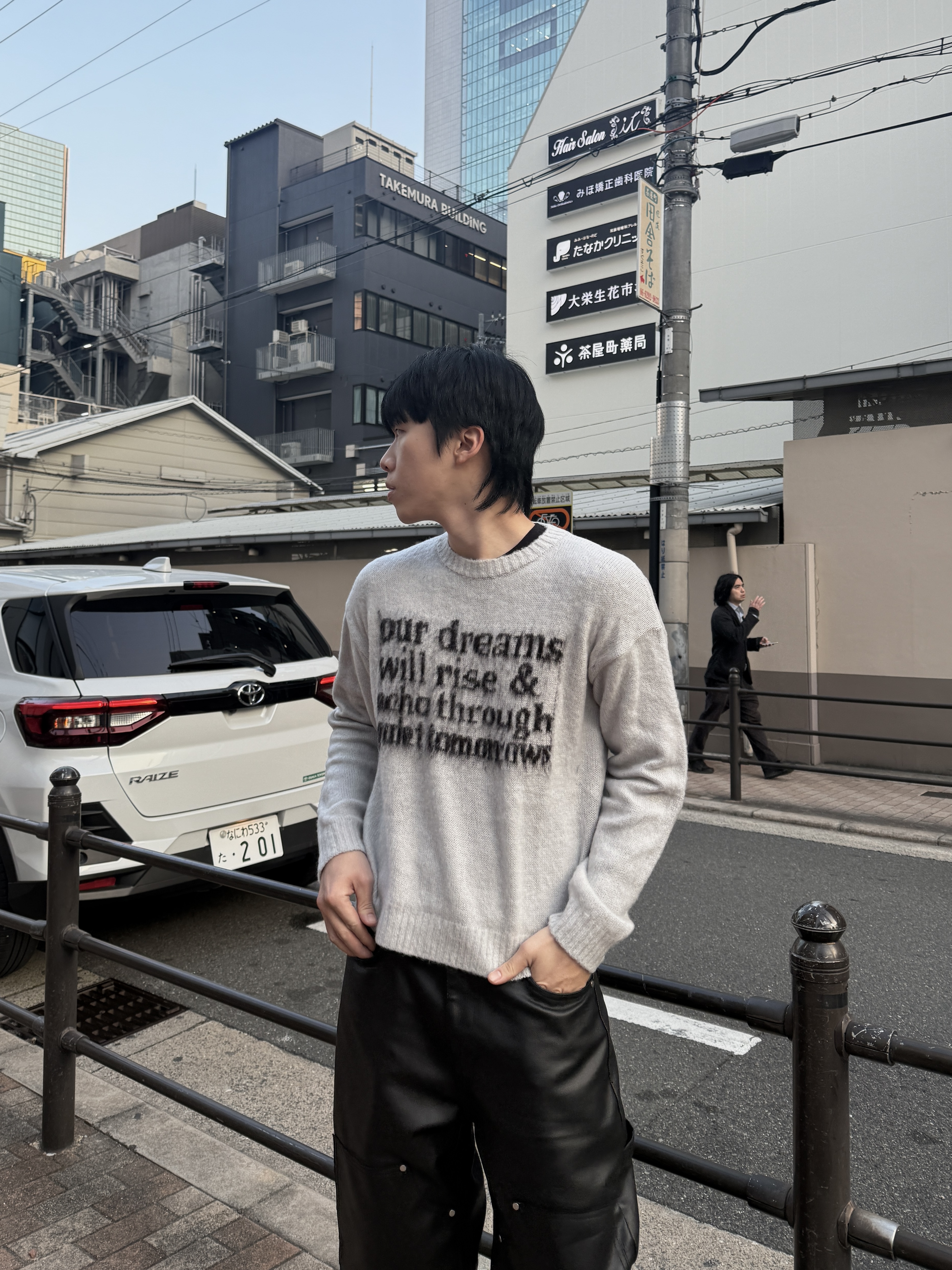 模糊字母 寬鬆短版長袖毛衣（部分現貨）