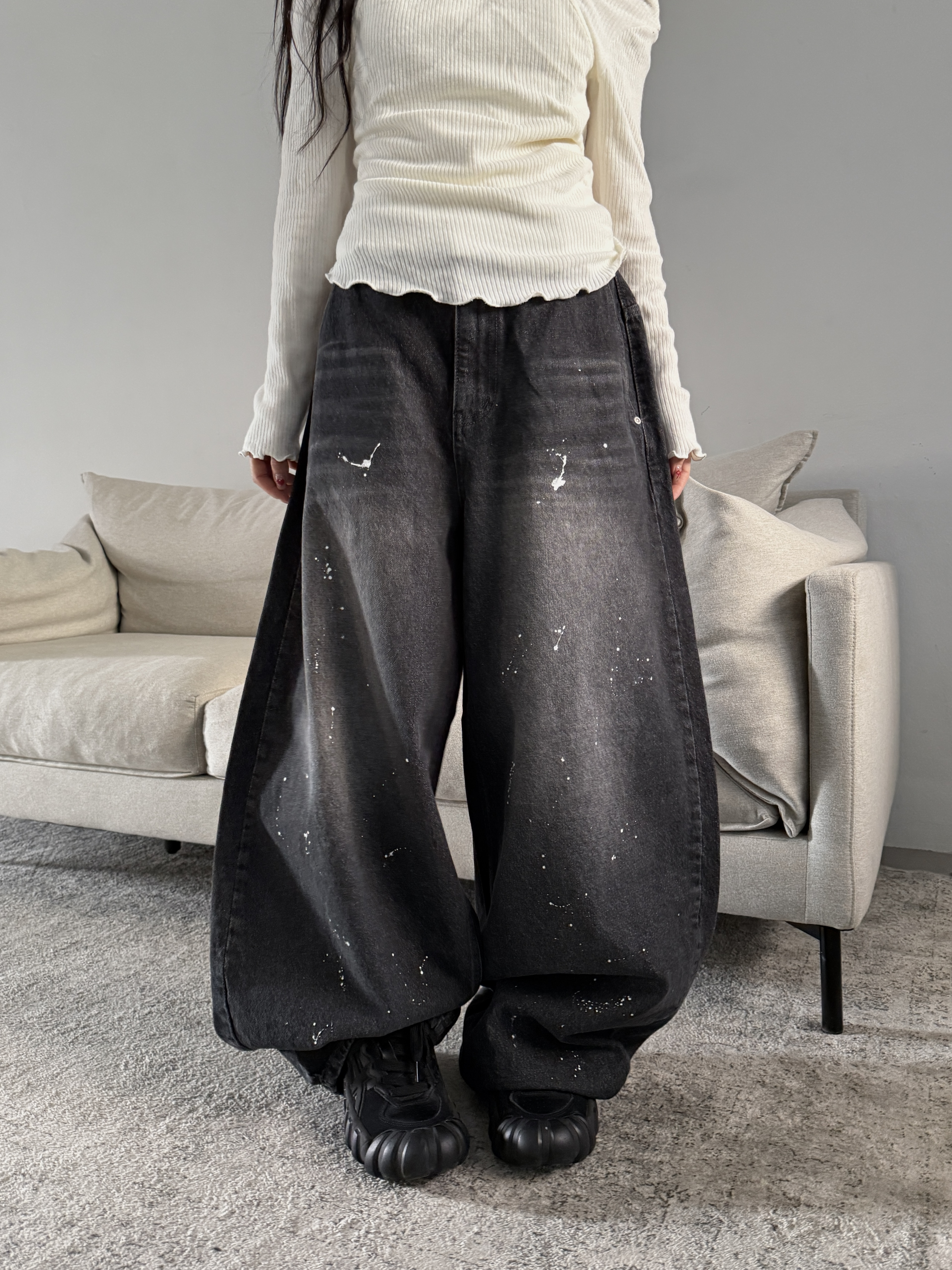 噴漆造型 弧形剪裁 水洗牛仔寬褲（部分現貨）