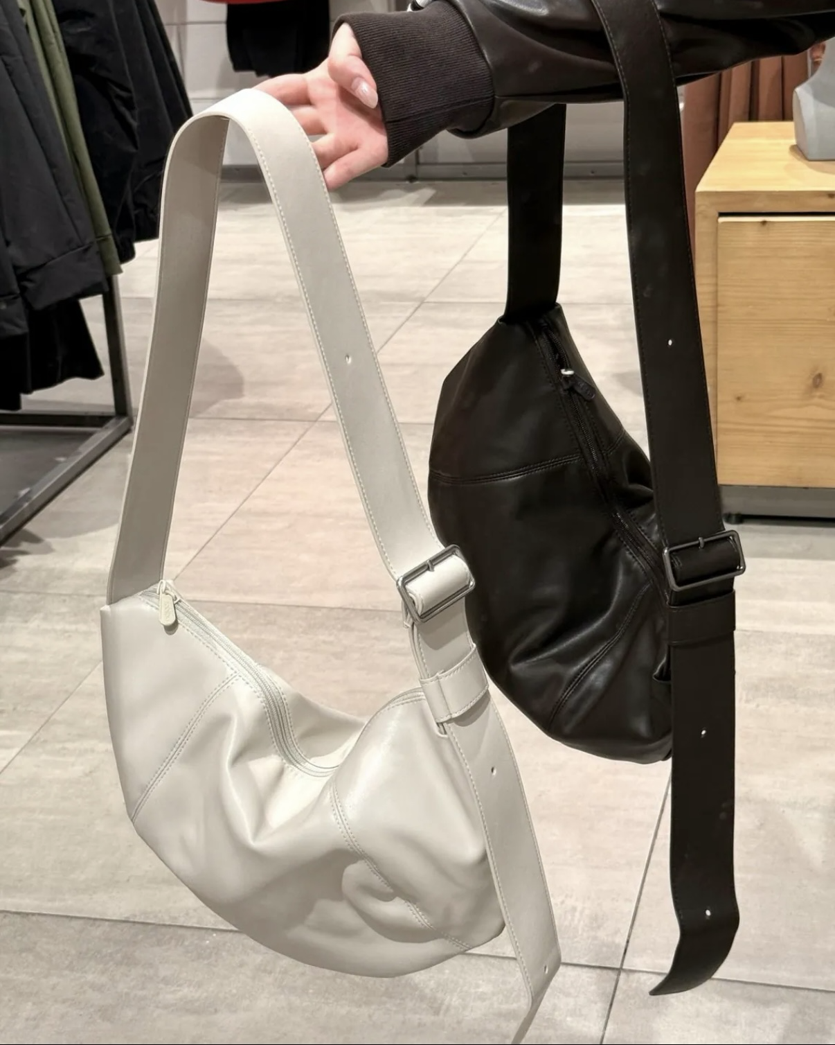 ADIDAS SPORTY 軟皮革 雲朵包 水餃包 單肩包 肩背包 棕色 米白色