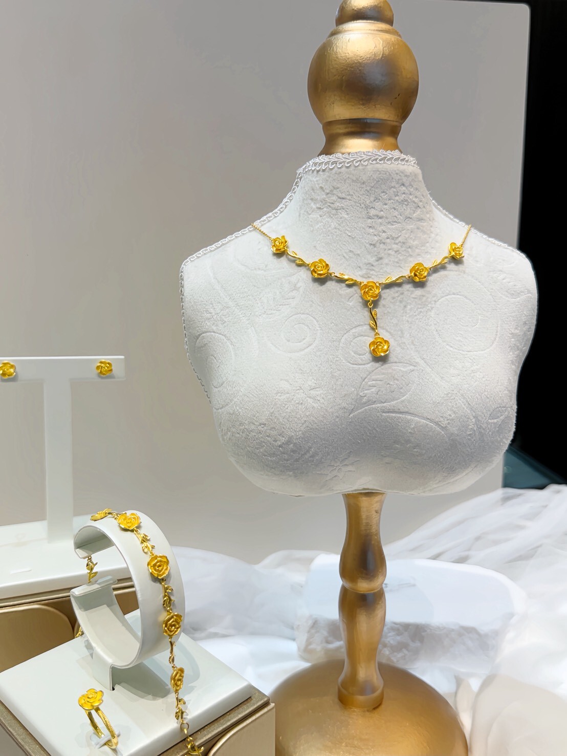 玫瑰鎖在頸間的浪漫