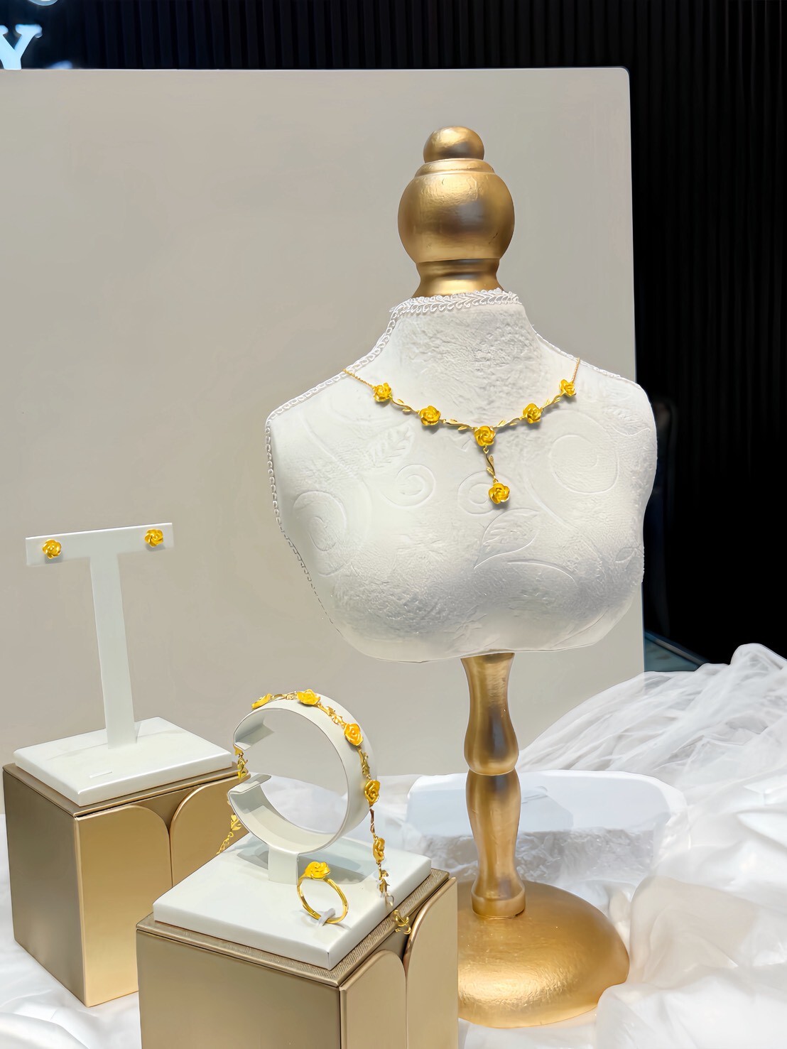 玫瑰鎖在頸間的浪漫