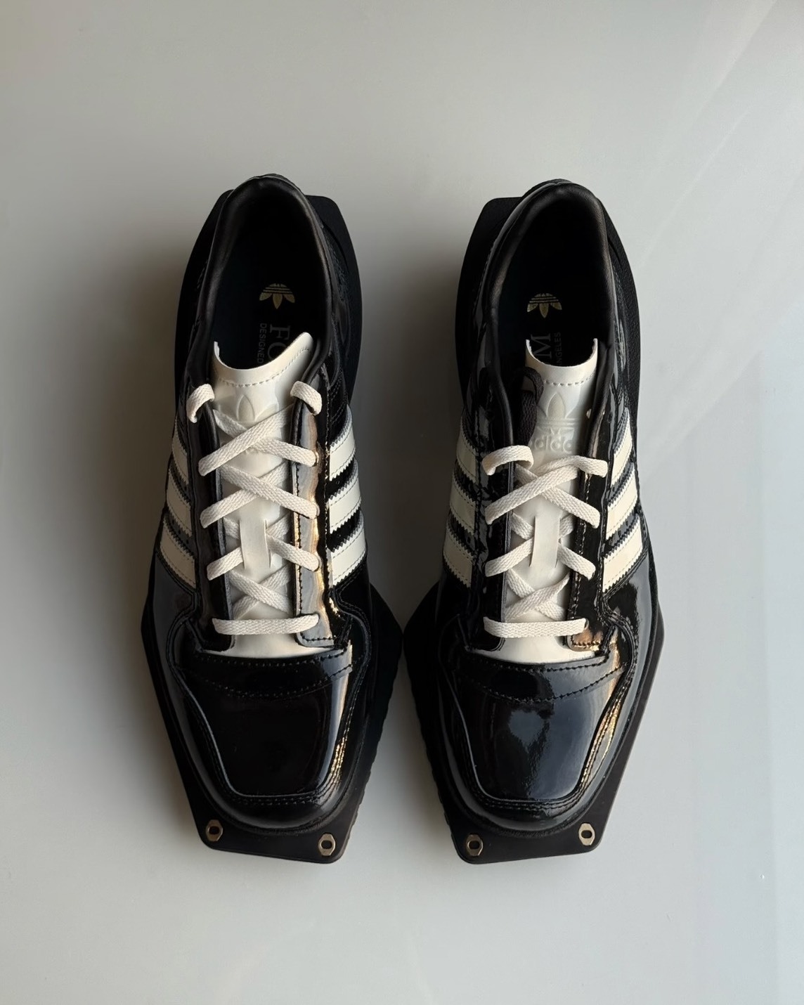 <實在太帥>Adidas Originals Forum Cblack Crewht Goldmt 亮面皮革 方頭 皮鞋