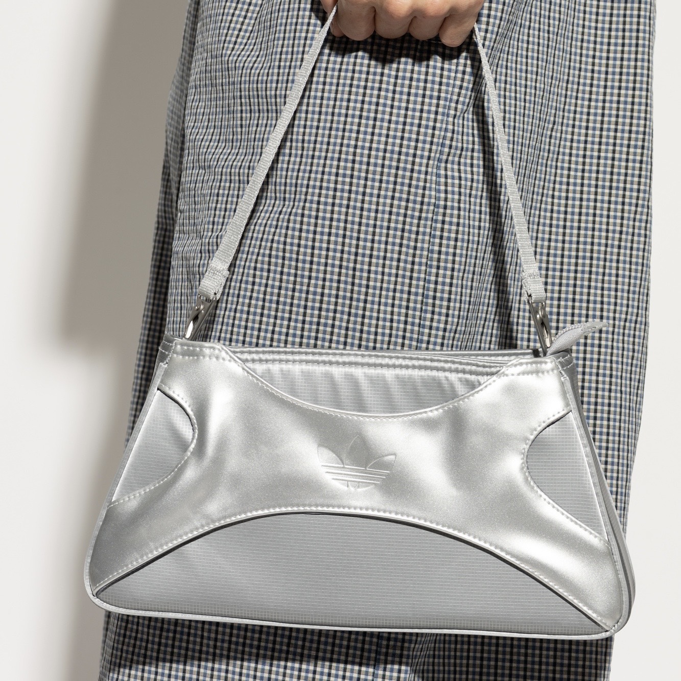 ADIDAS ORIGINALS 太空銀 單肩包 肩背 手拿包 時尚 JX9194