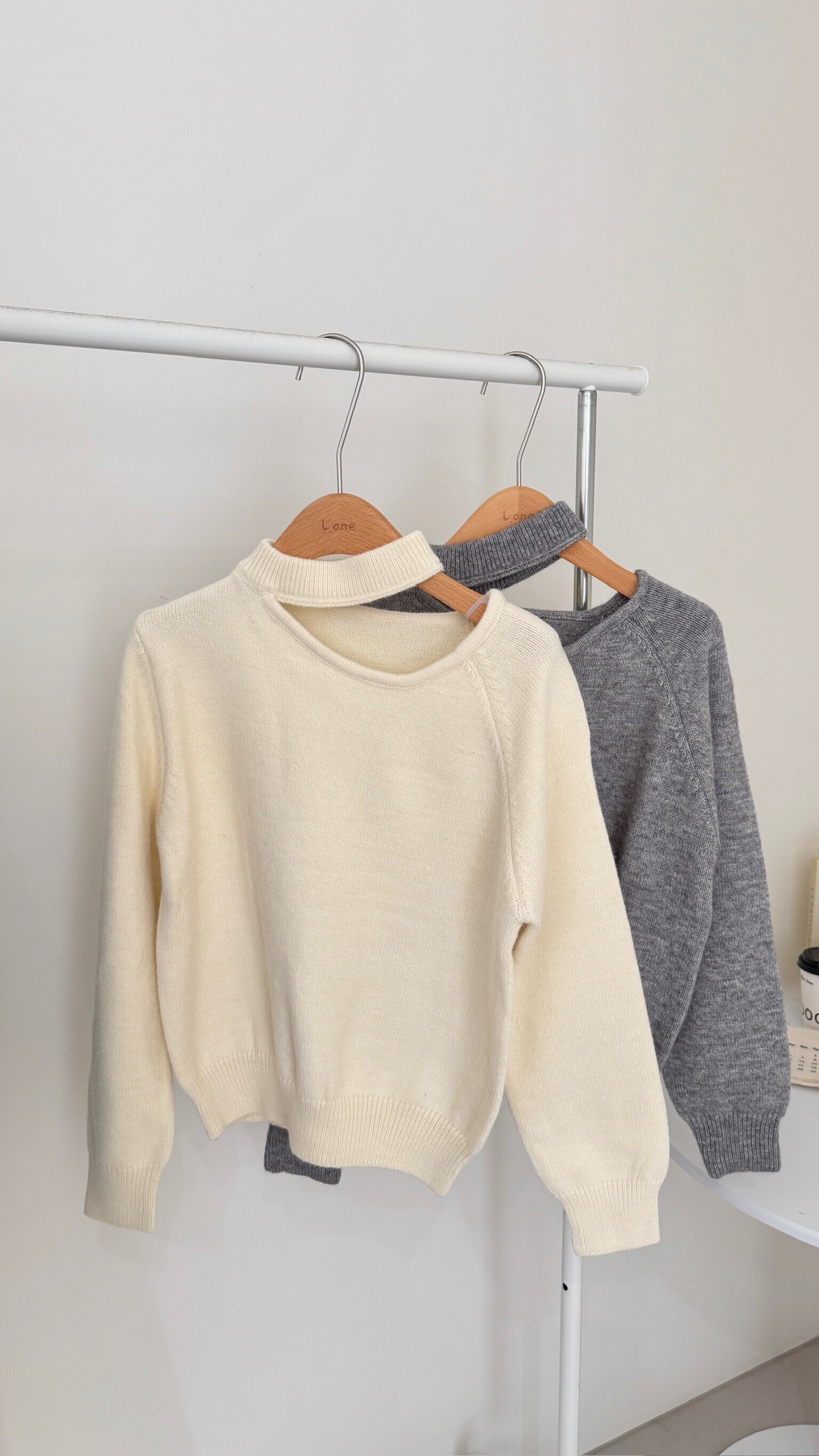 掛脖鏤空針織上衣