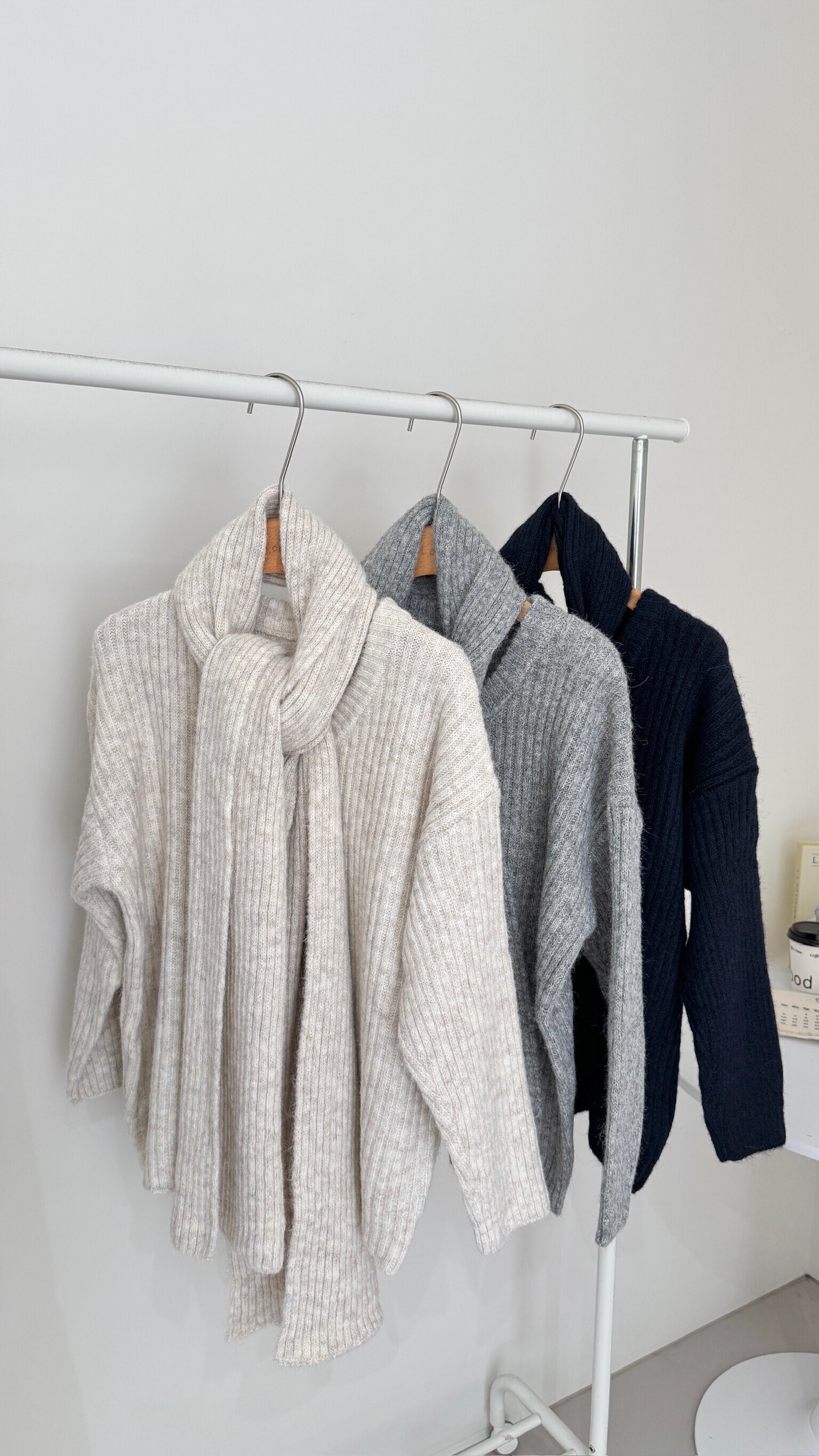 羊駝絨V領針織+圍巾