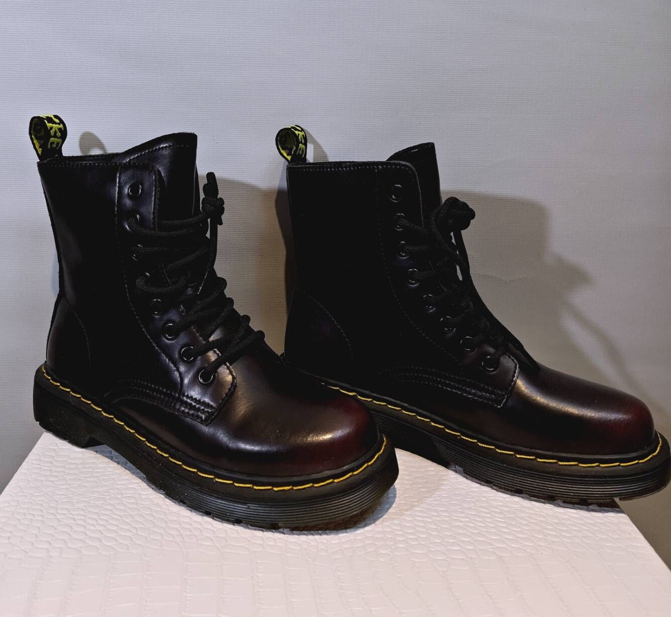 英倫復古擦色八孔繫帶馬汀靴 38碼 (S57)