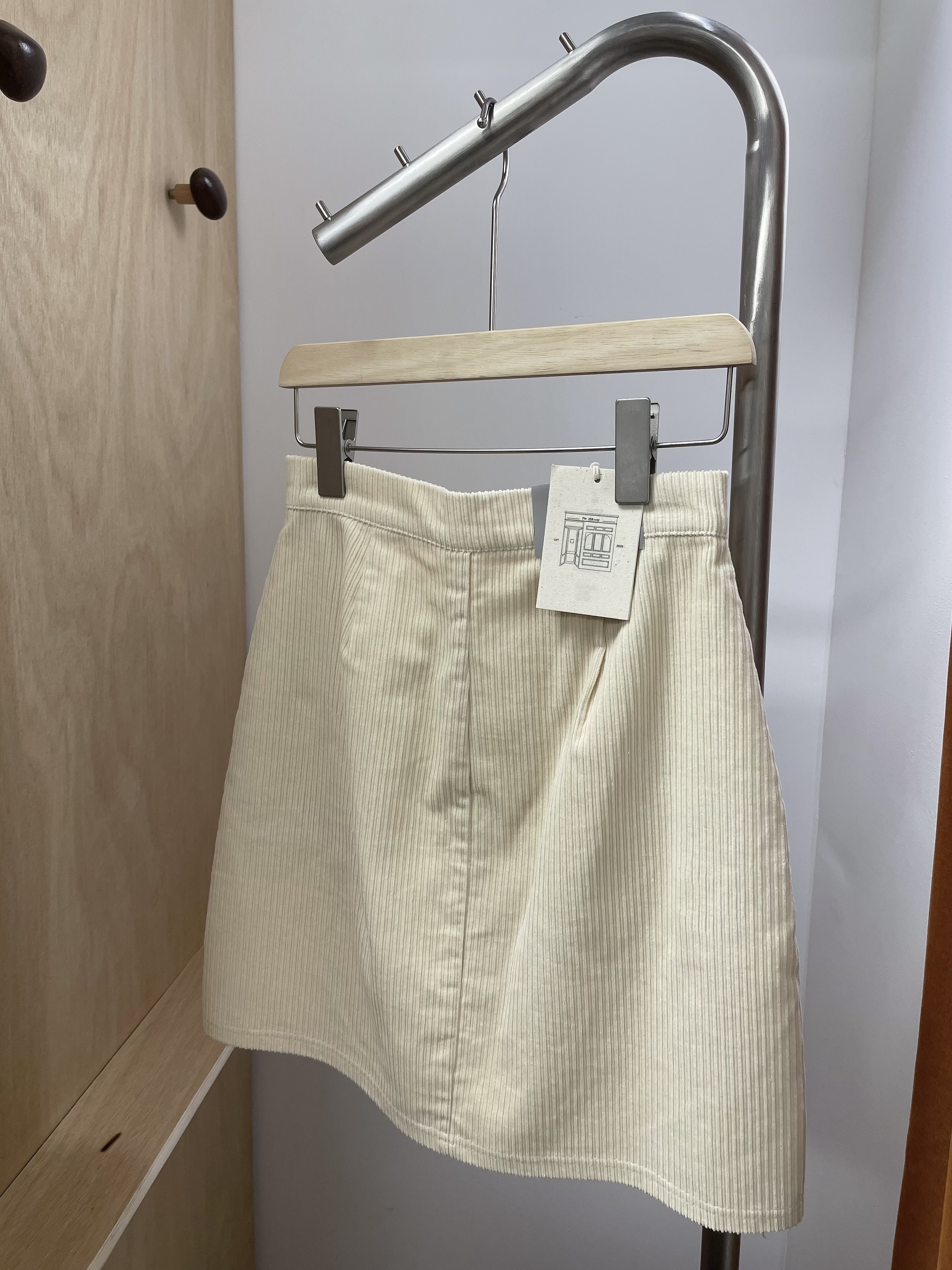 滿足秋冬要求，燈芯絨超修飾短裙