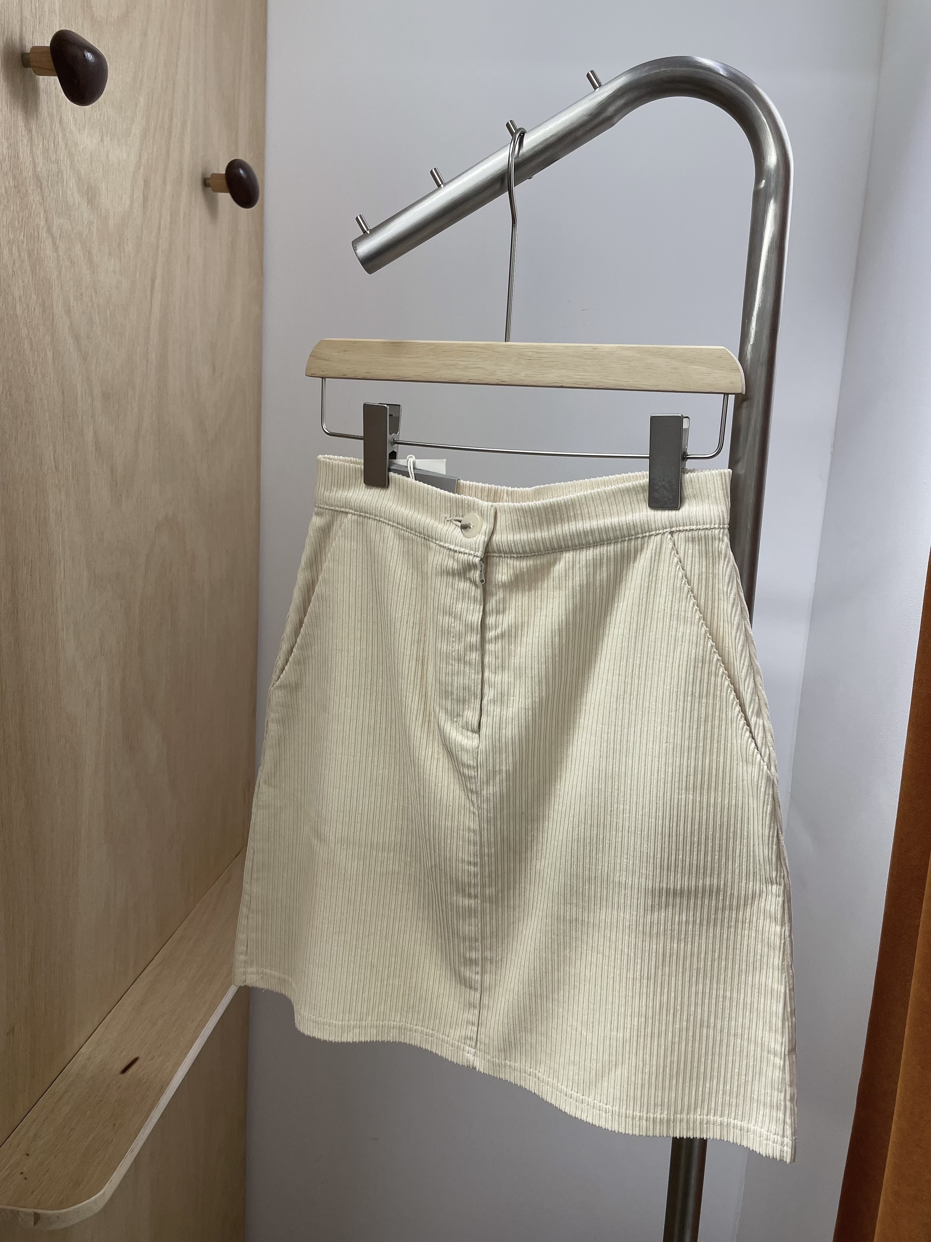 滿足秋冬要求，燈芯絨超修飾短裙