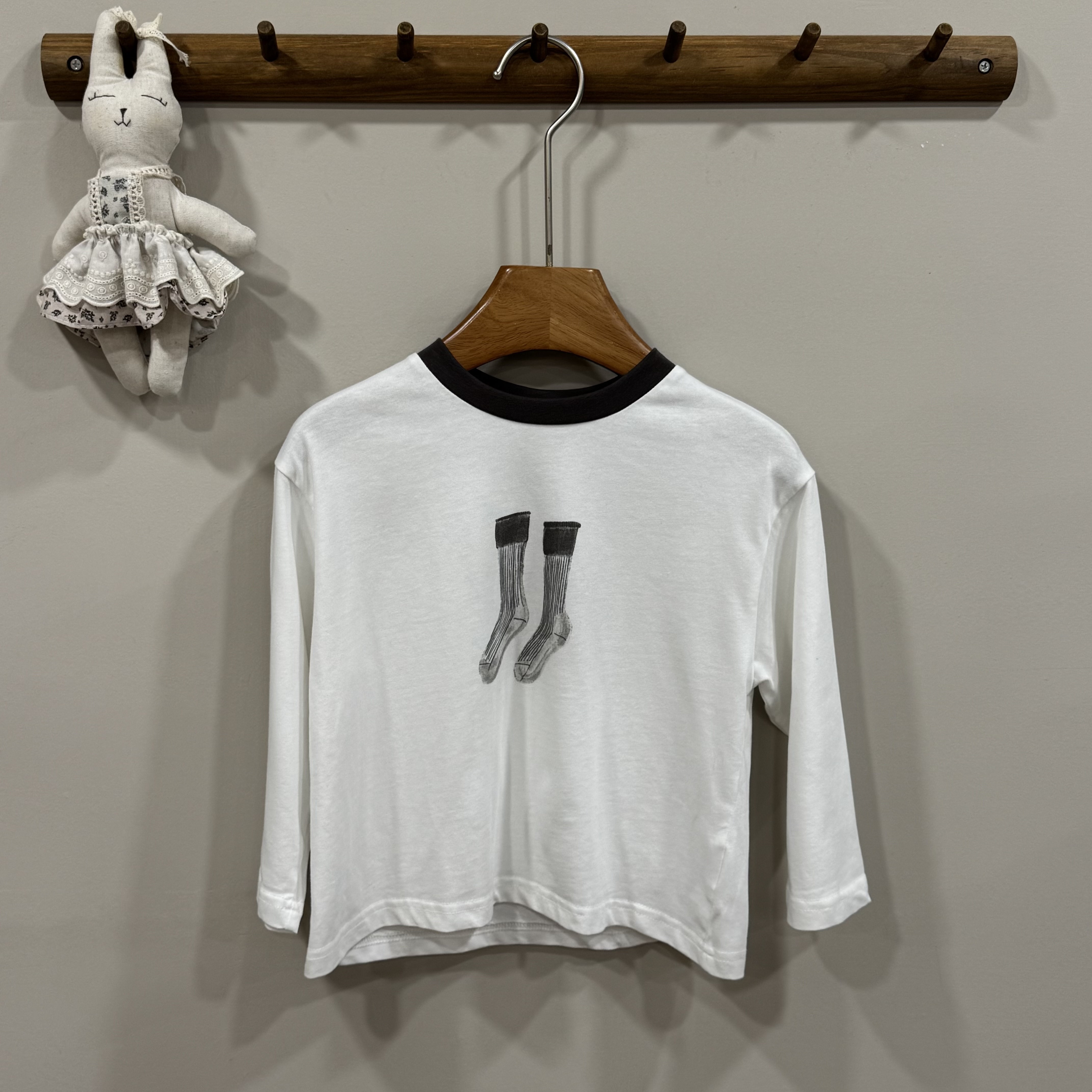 A04311襪子白上衣