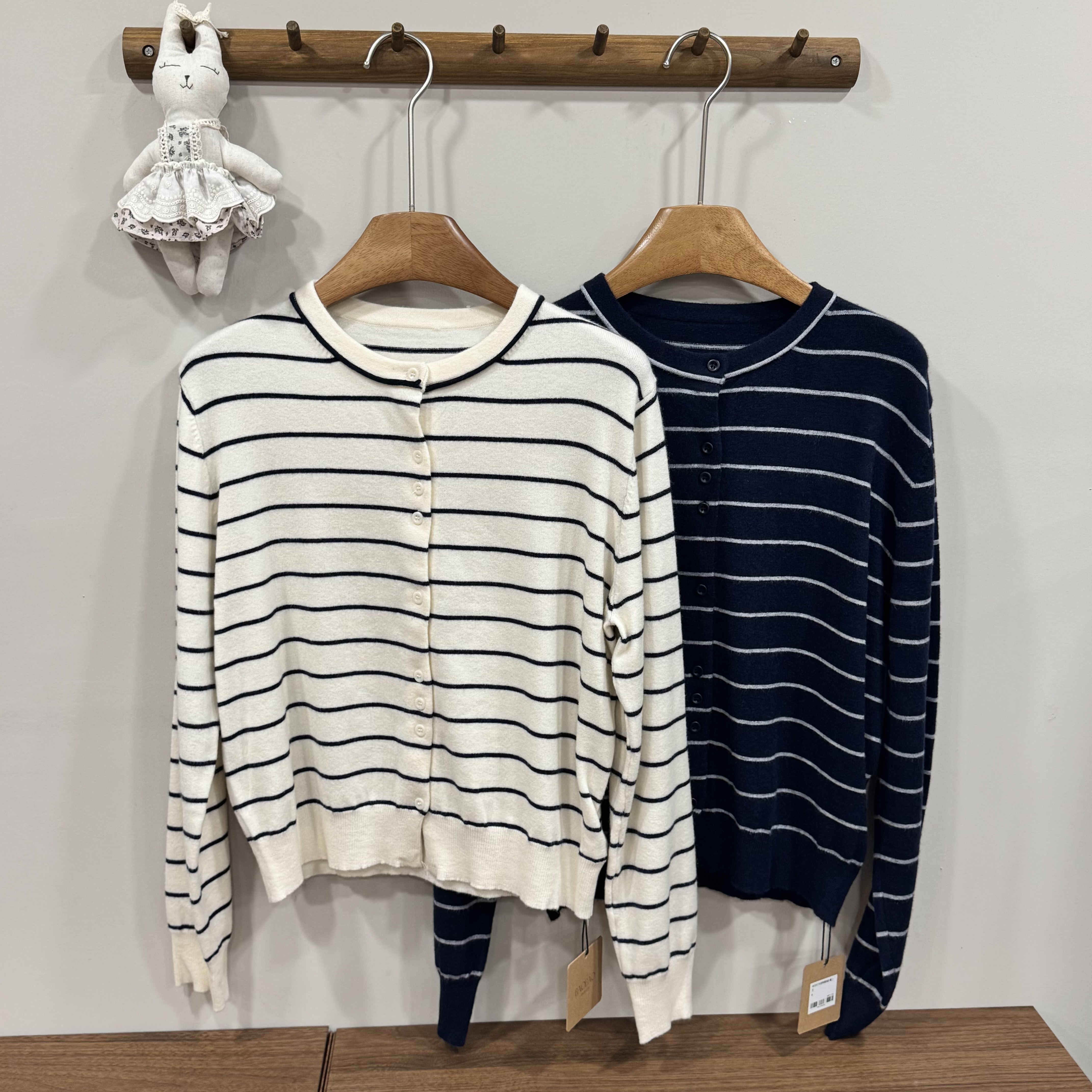 W00078經典橫條針織上衣